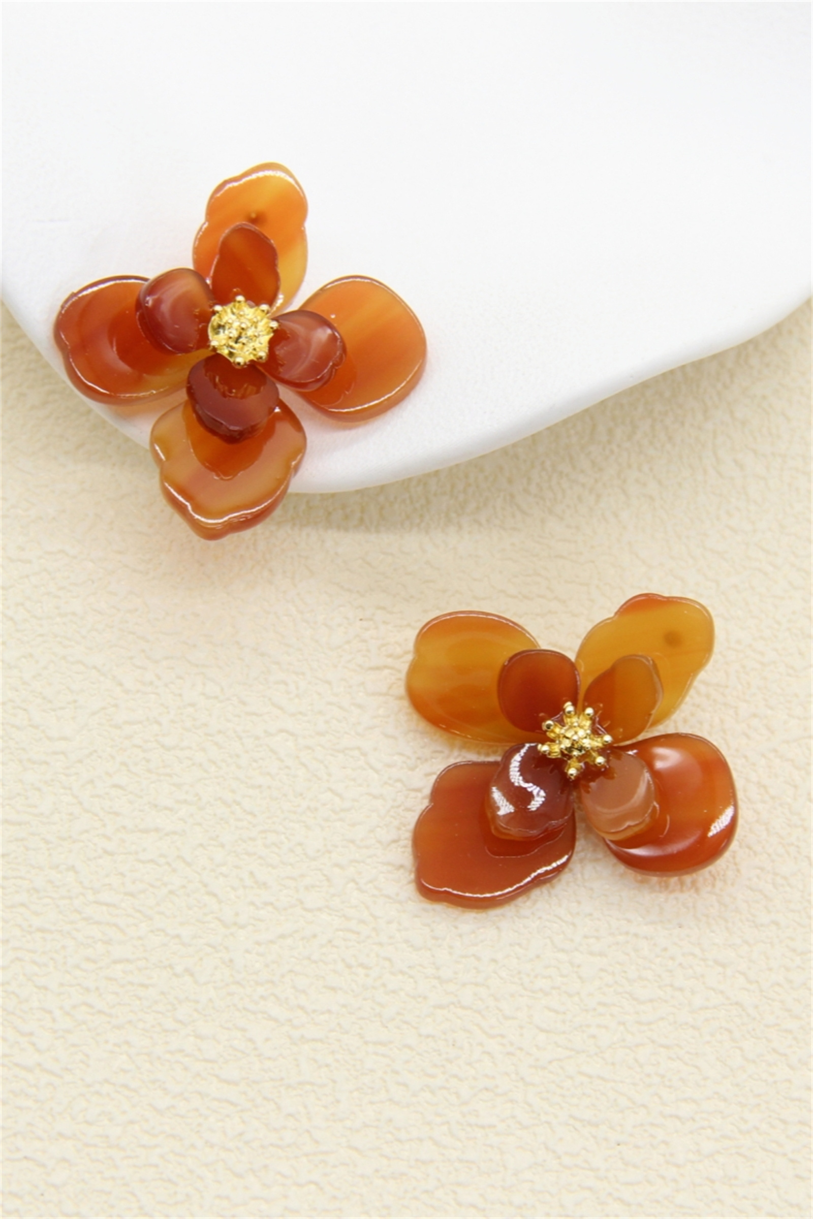 Grossiste Bellissima - Boucles d’oreilles fleur en résine – Style élégant & tendance