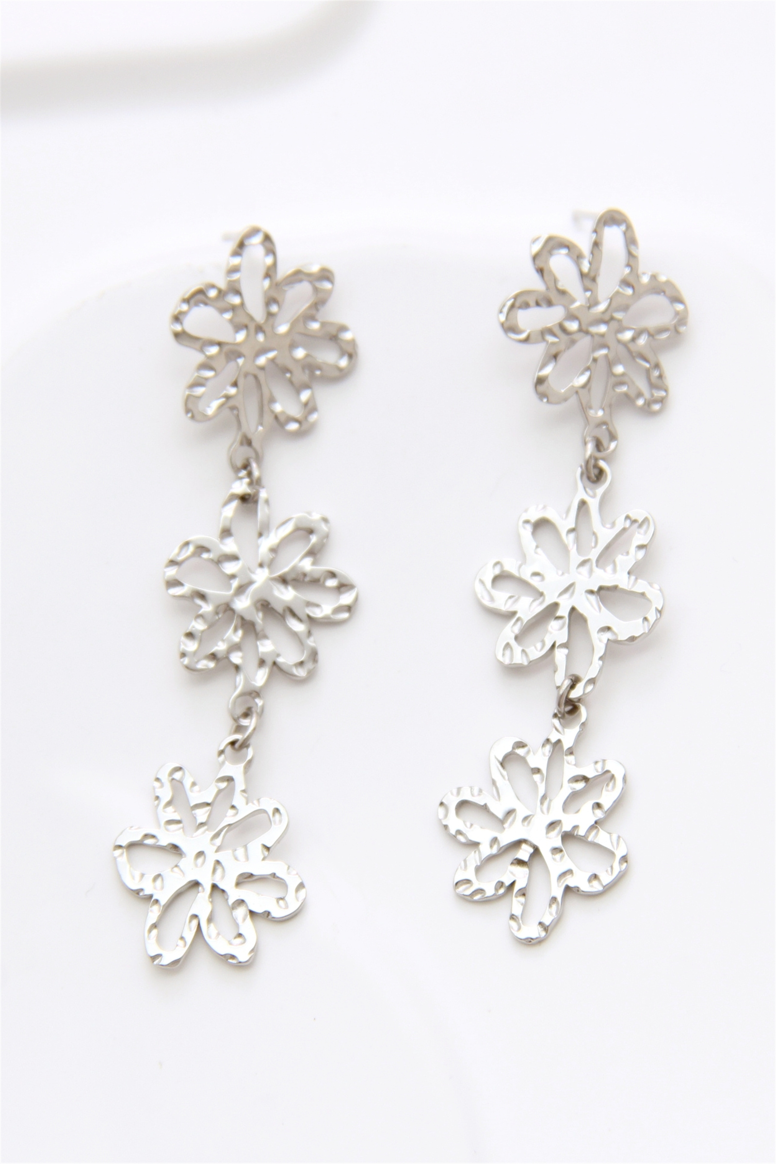 Grossiste Bellissima - Boucles d’oreilles pendantes fleur découpée – acier inoxydable