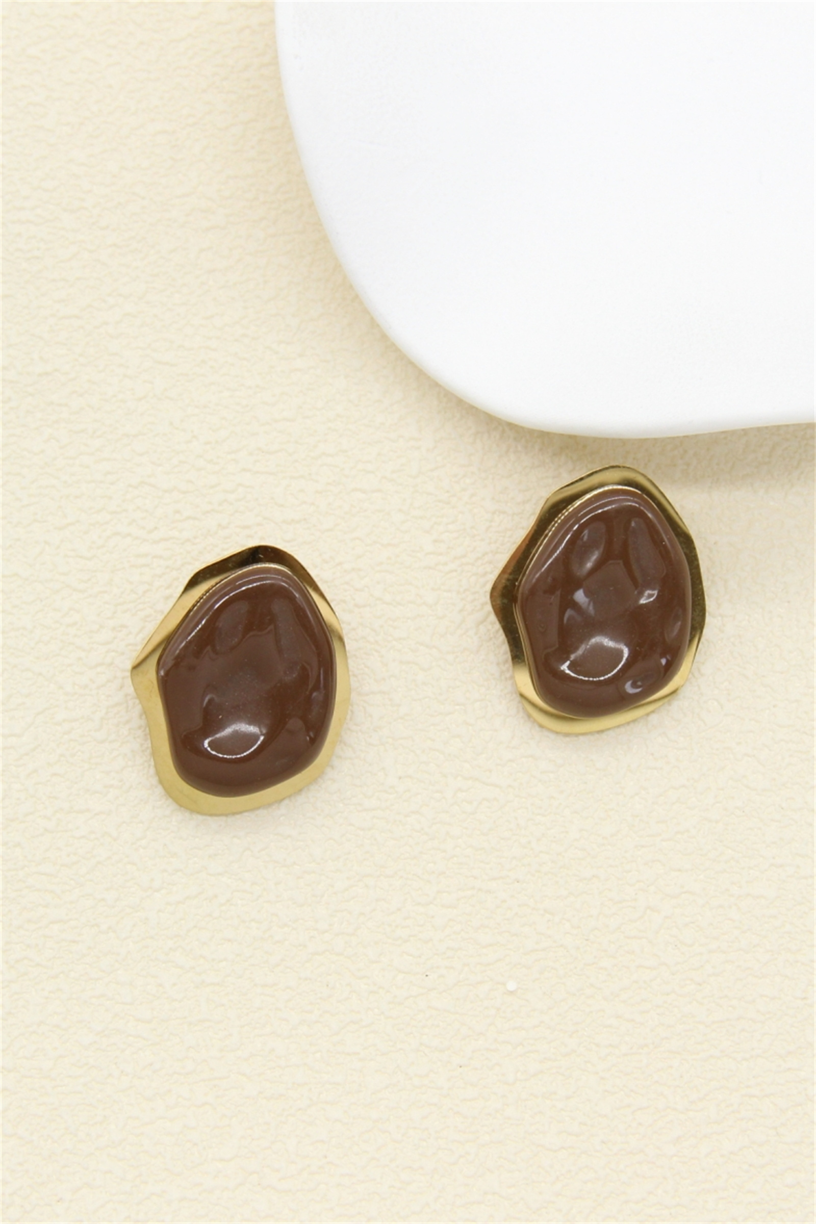 Grossiste Bellissima - Boucles d’oreilles résine & acier inoxydable – Style organique chocolat