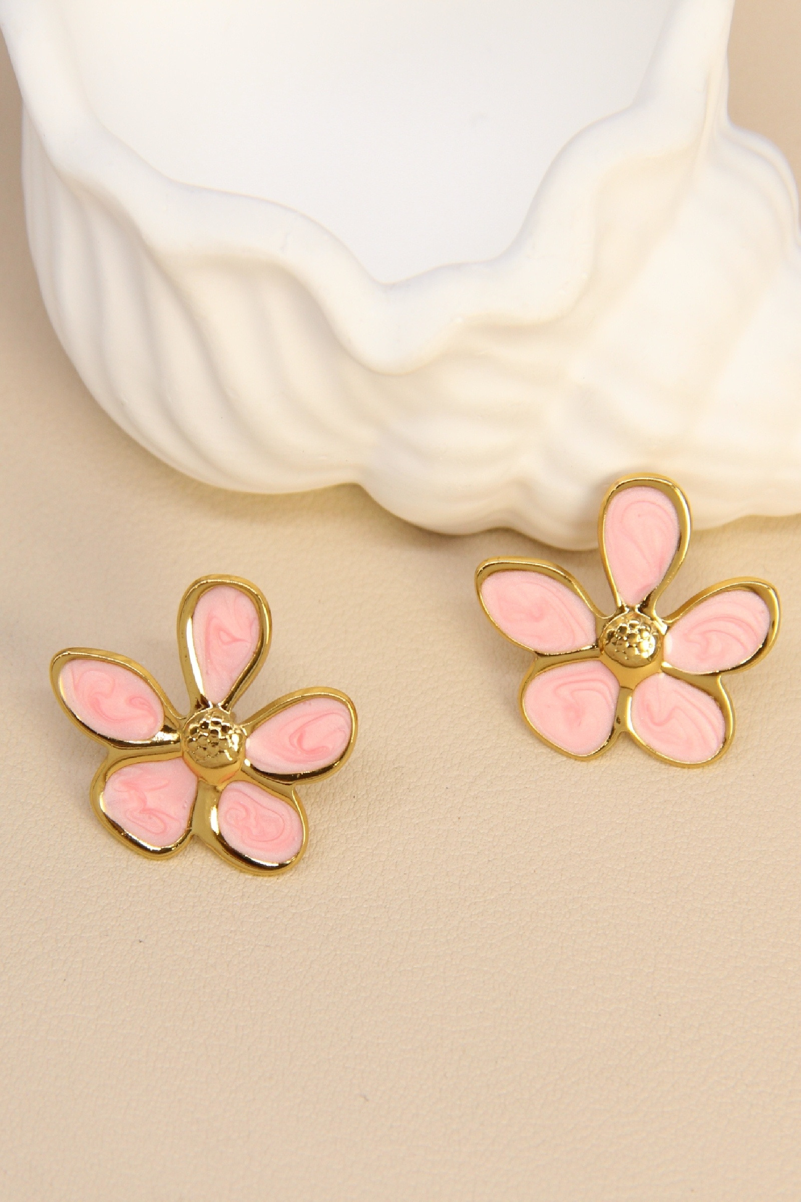 Grossiste Bellissima - Boucles d’oreilles fleur émaillée en acier inoxydable – Multicolore