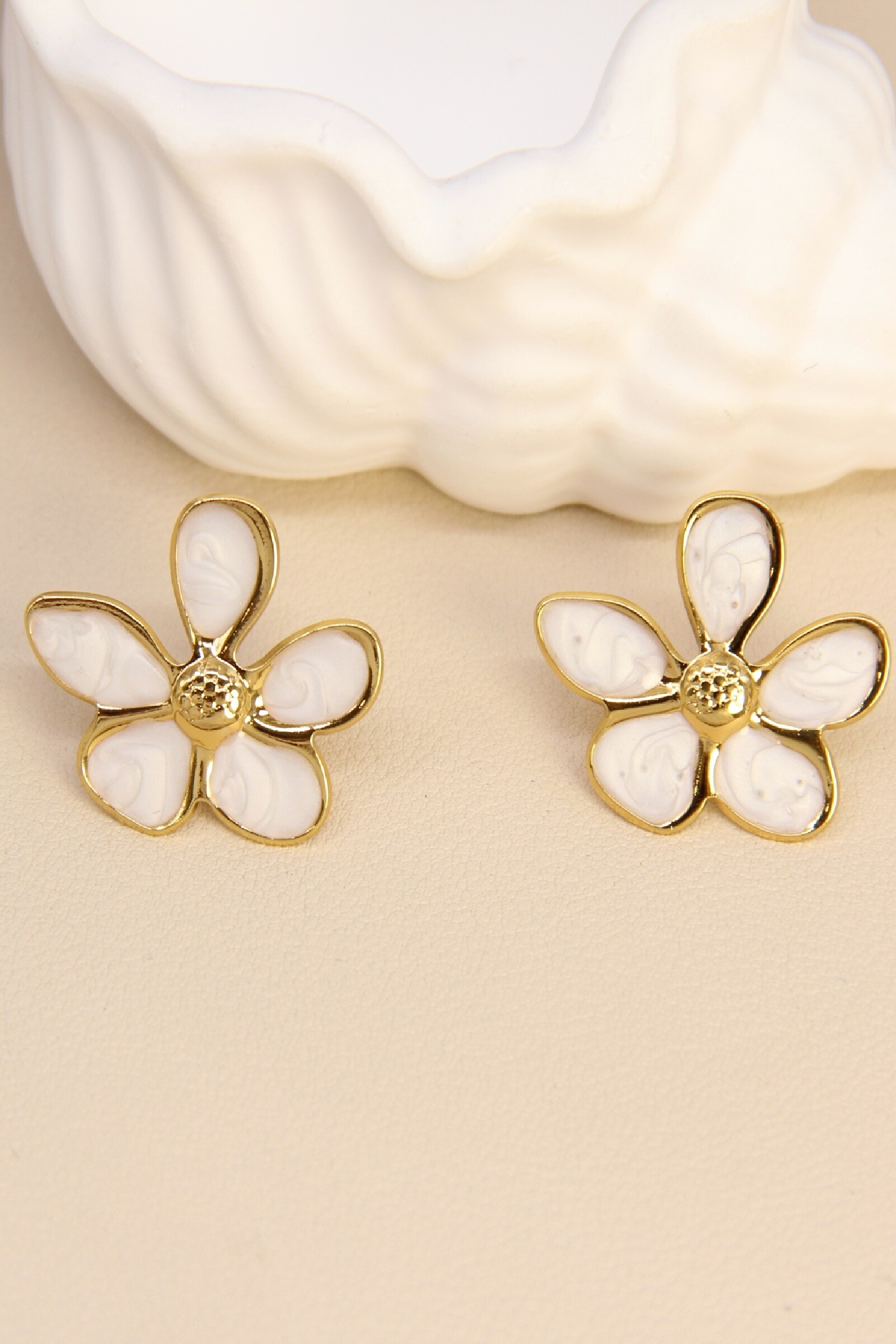 Grossiste Bellissima - Boucles d’oreilles fleur émaillée en acier inoxydable – Multicolore