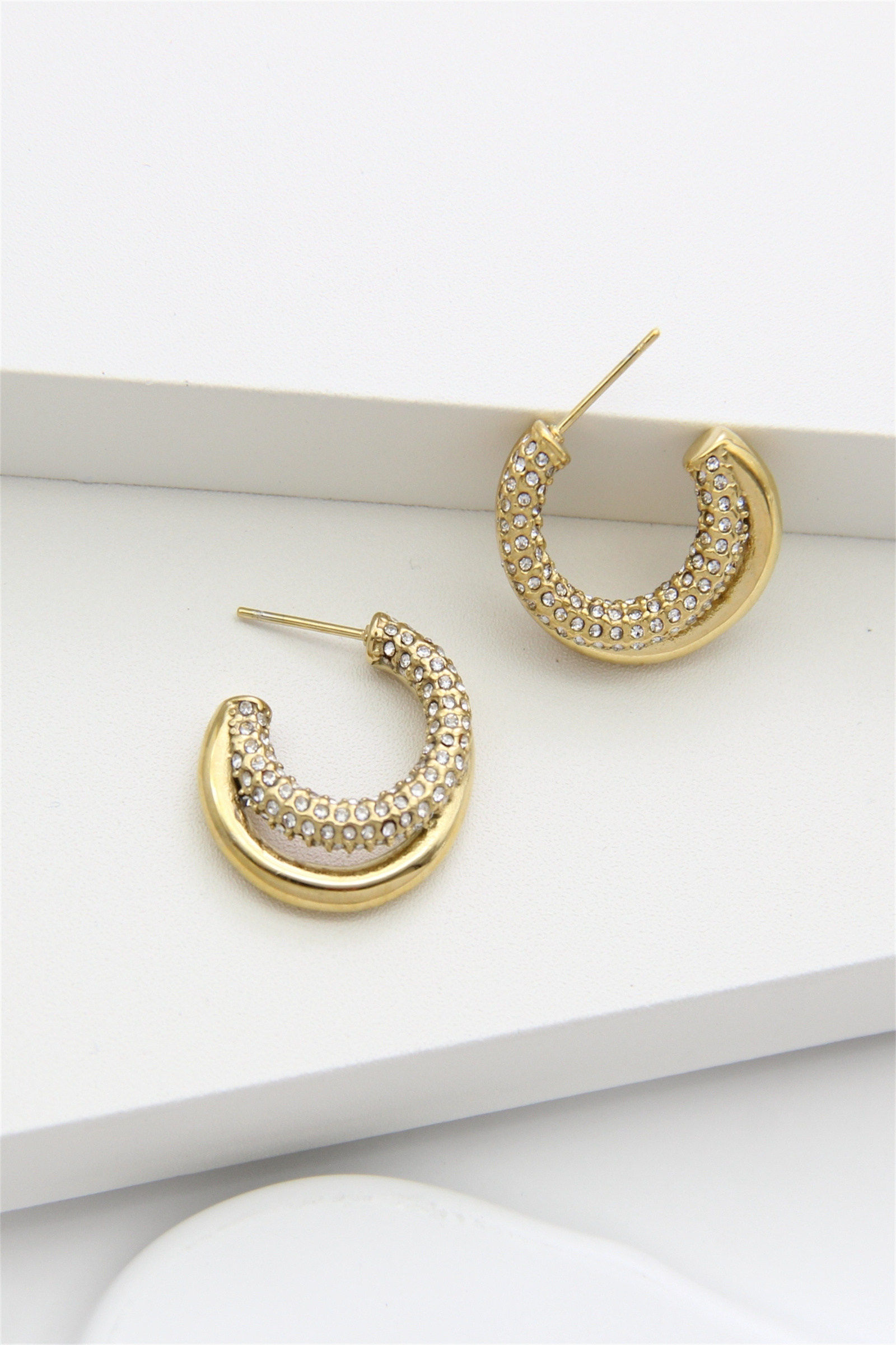 Grossiste Bellissima - Boucles d’Oreilles Créoles Dorées en Acier Inoxydable – Ornées de Strass