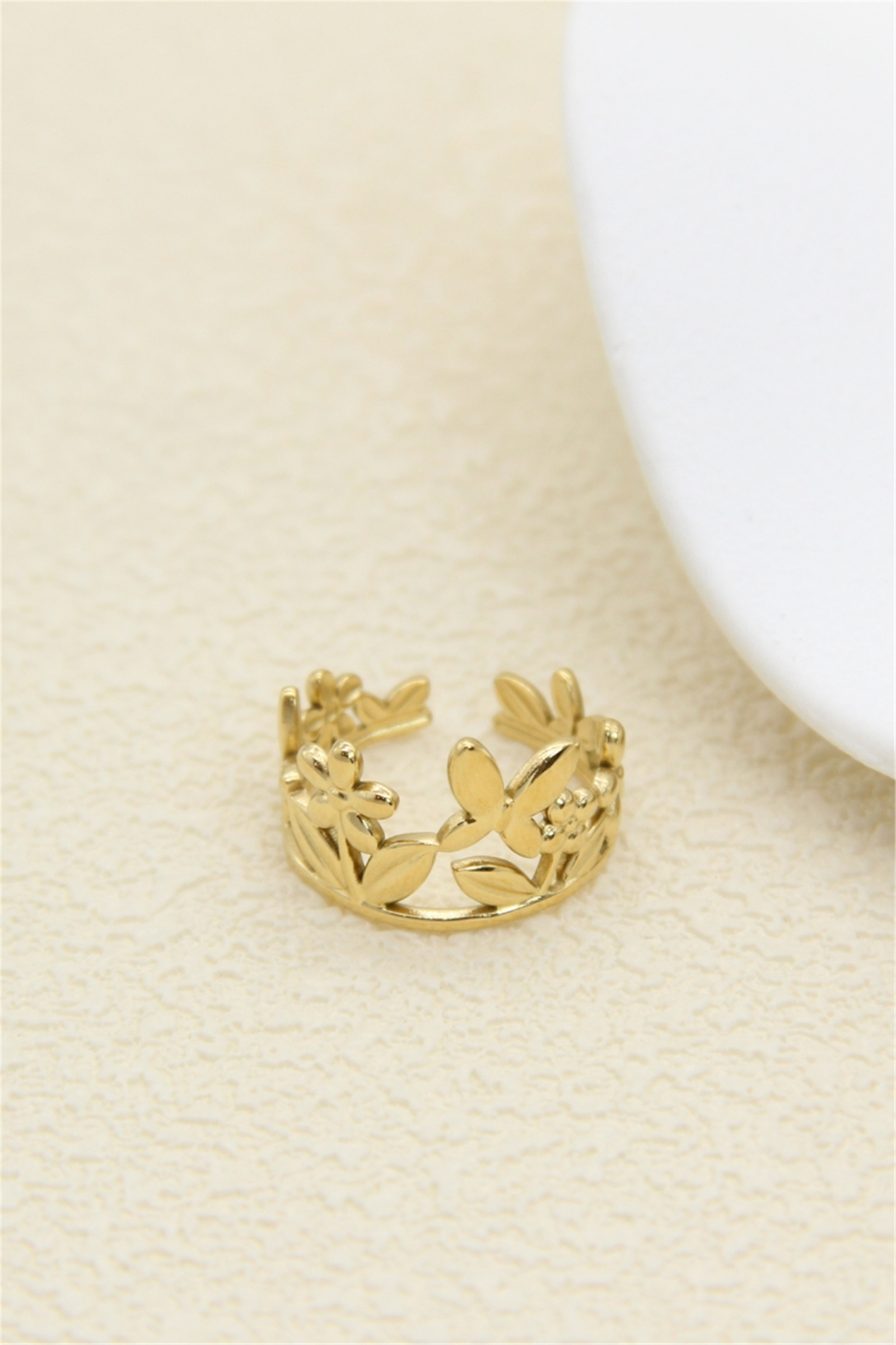 Grossiste Bellissima - Bague dorée fleur ajourée – design floral élégant en acier inoxydable