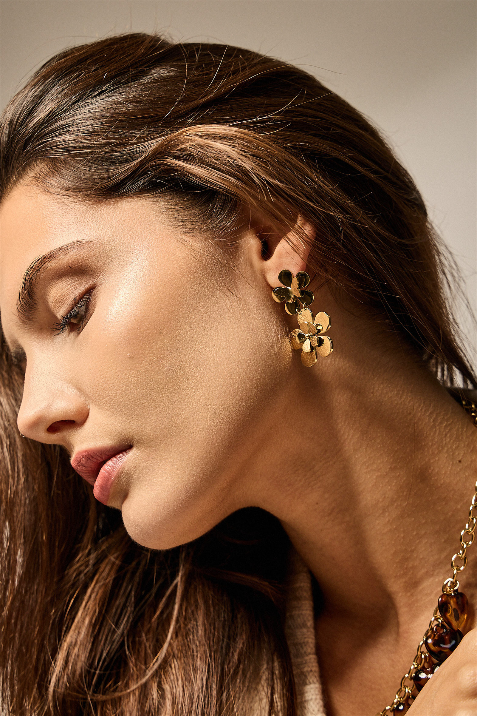 Grossiste Bellissima - Boucles d’Oreilles Fleur Dorée avec Feuilles – Élégance Florale en Acier Inoxydable