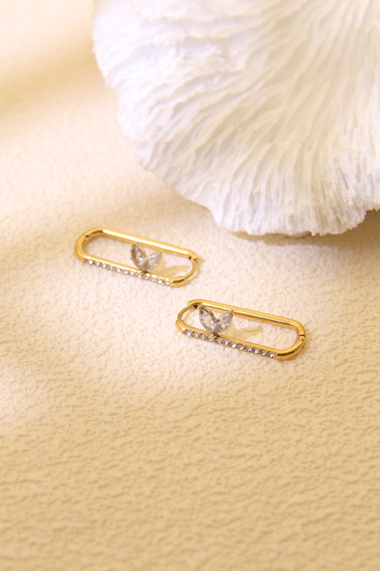 Grossiste Bellissima - Boucles d’Oreilles Créoles Rectangulaires Serties de Strass – Acier Inoxydable – Élégance Luxe