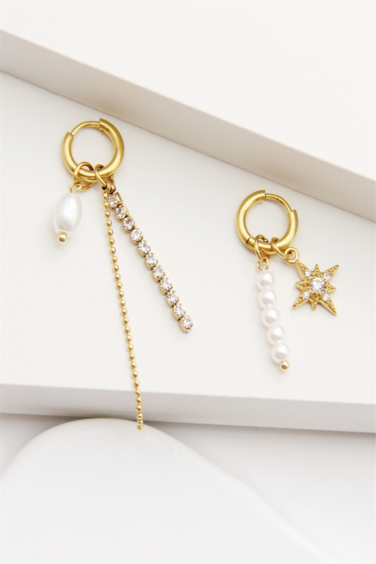 Grossiste Bellissima - Boucles d’oreilles asymétriques dorées – Perles & Étoile scintillante