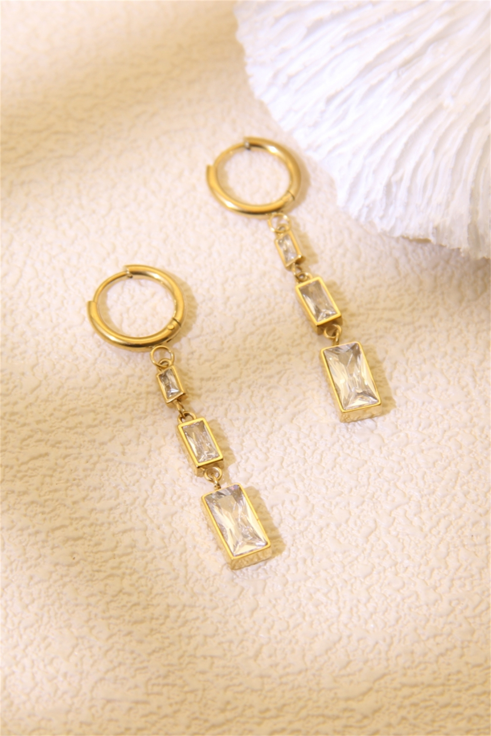 Grossiste Bellissima - Boucles d’Oreilles Pendantes Rectangulaires – Acier Inoxydable Cristaux- Élégance Graphique