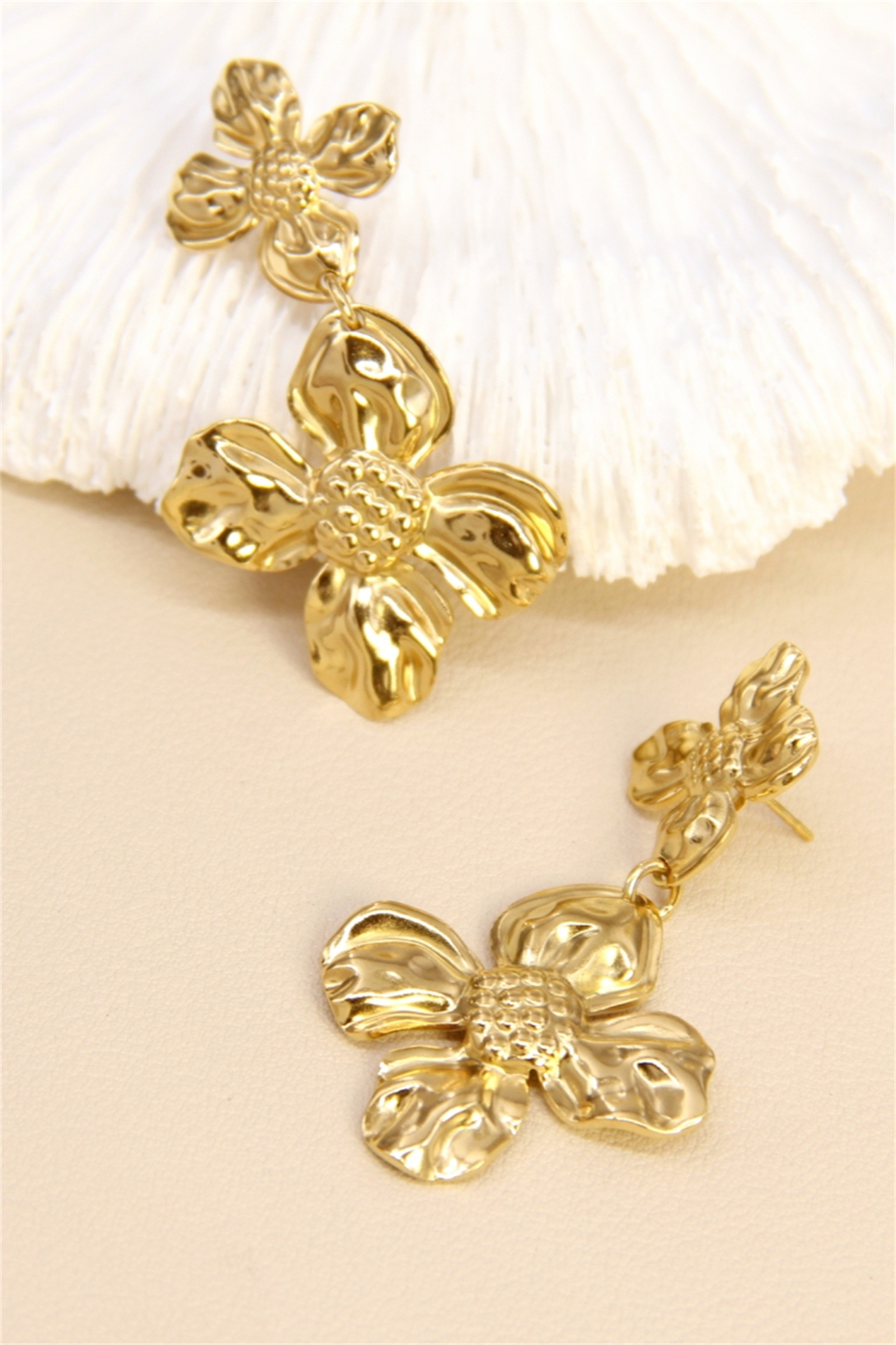 Grossiste Bellissima - Boucles d’oreilles Fleurs Martelées – Acier inoxydable & design texturé