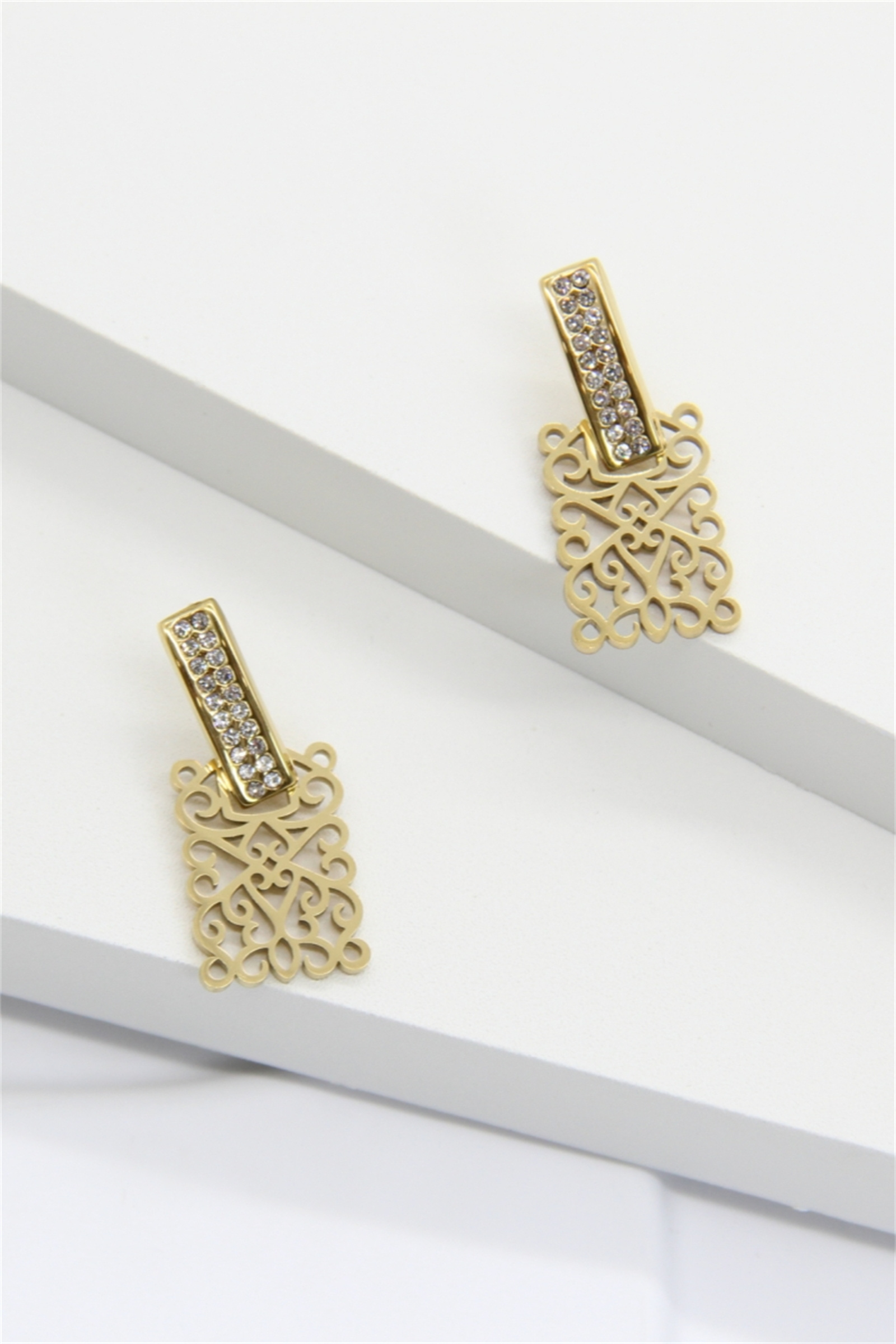 Grossiste Bellissima - Boucles d’Oreilles Dorées Motif Dentelle – Acier Inoxydable Strassé Élég