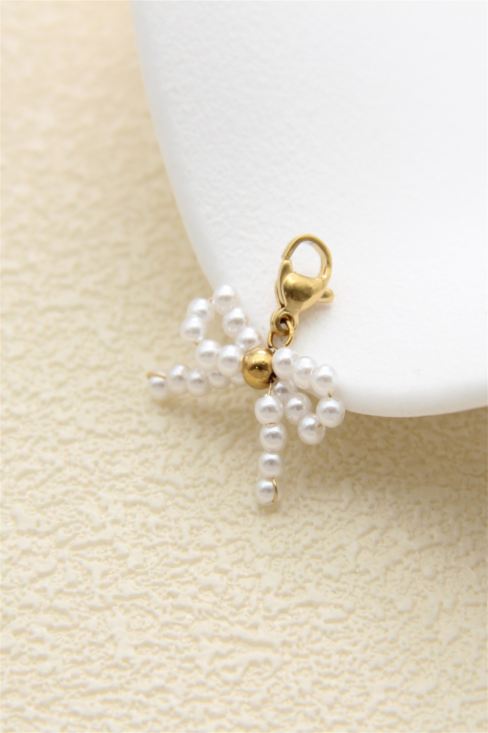 Grossiste Bellissima - Pendentif charms nœud papillon perles – accessoire élégant pour personnaliser vos bijoux