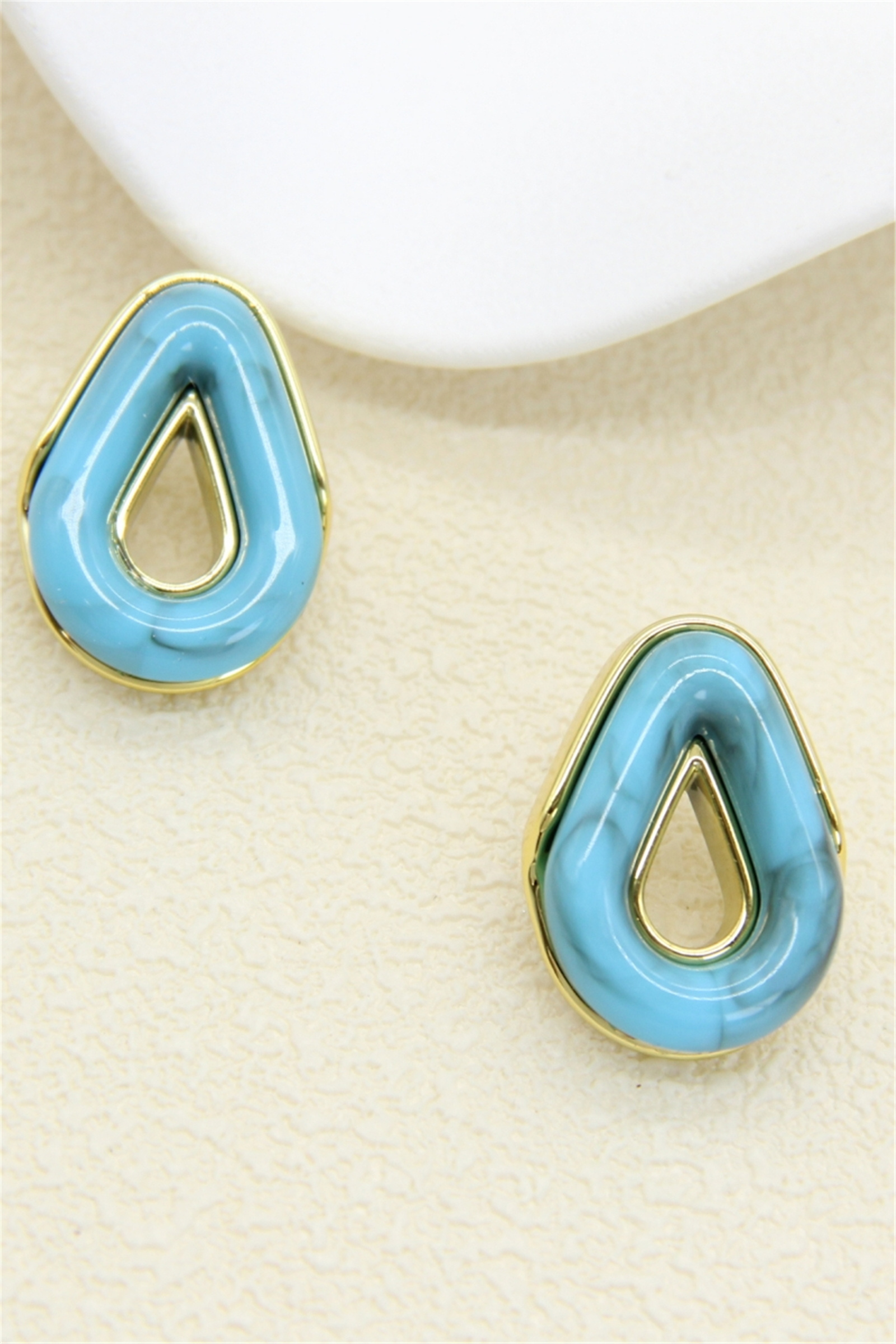 Grossiste Bellissima - Boucles d’oreilles goutte en résine – Style moderne et élégant
