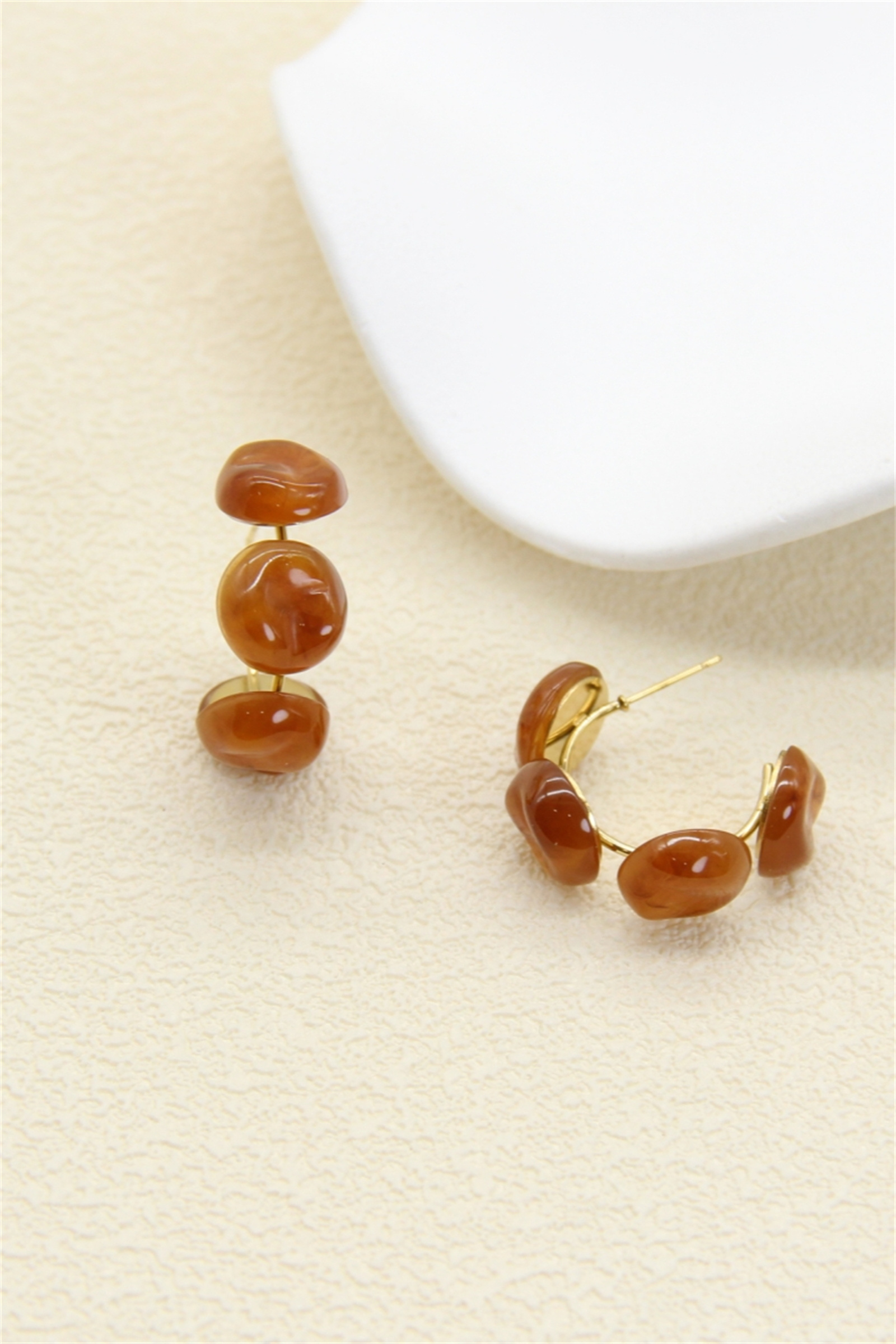 Grossiste Bellissima - Boucles d’oreilles créoles résine brun – Style moderne & tendance