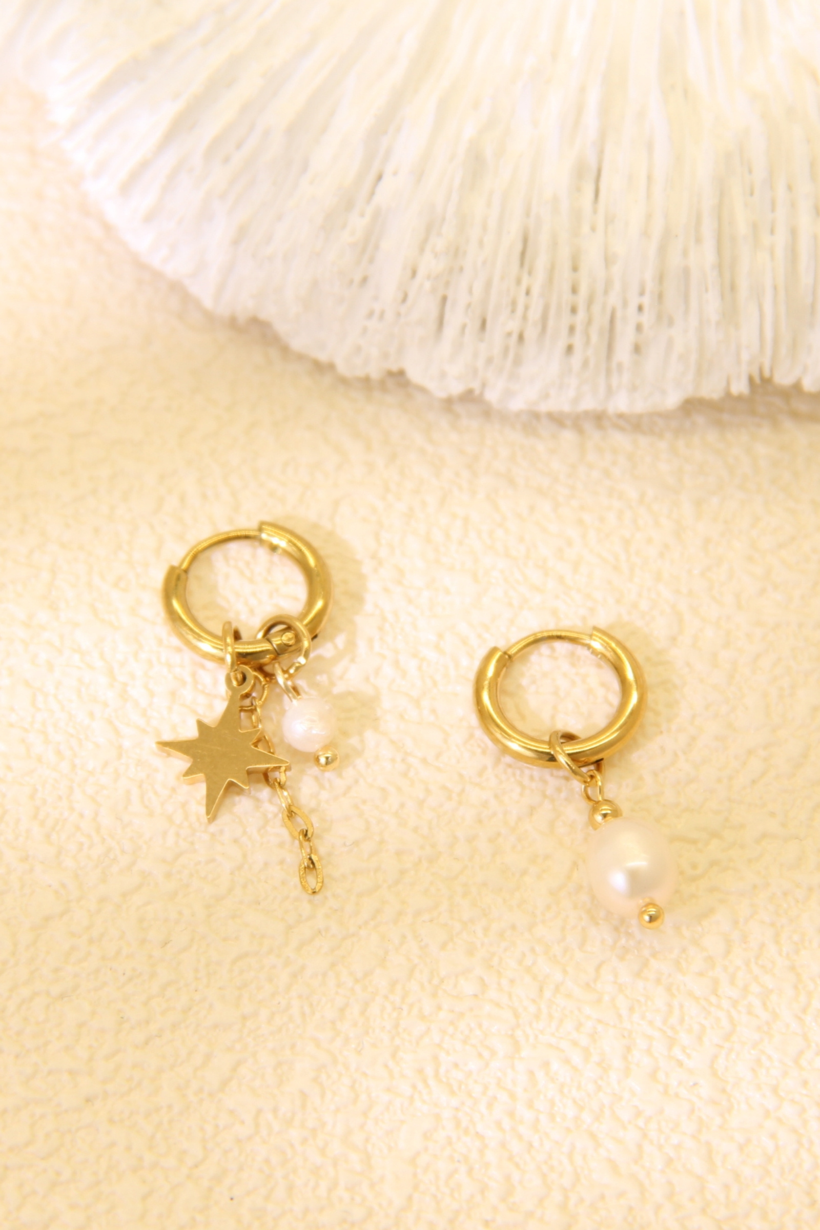 Grossiste Bellissima - Boucles d’Oreilles Asymétriques Perle de Culture & Étoile – Acier Inoxydable