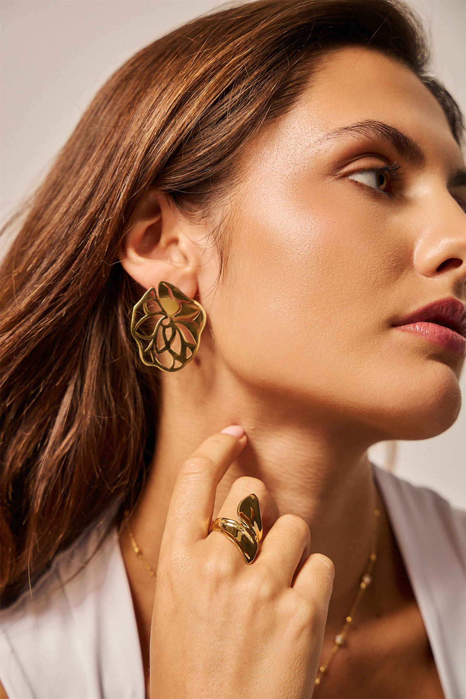 Grossiste Bellissima - Boucles d’Oreilles Fleur ajourée en Acier Inoxydable – Élégance et Légèreté