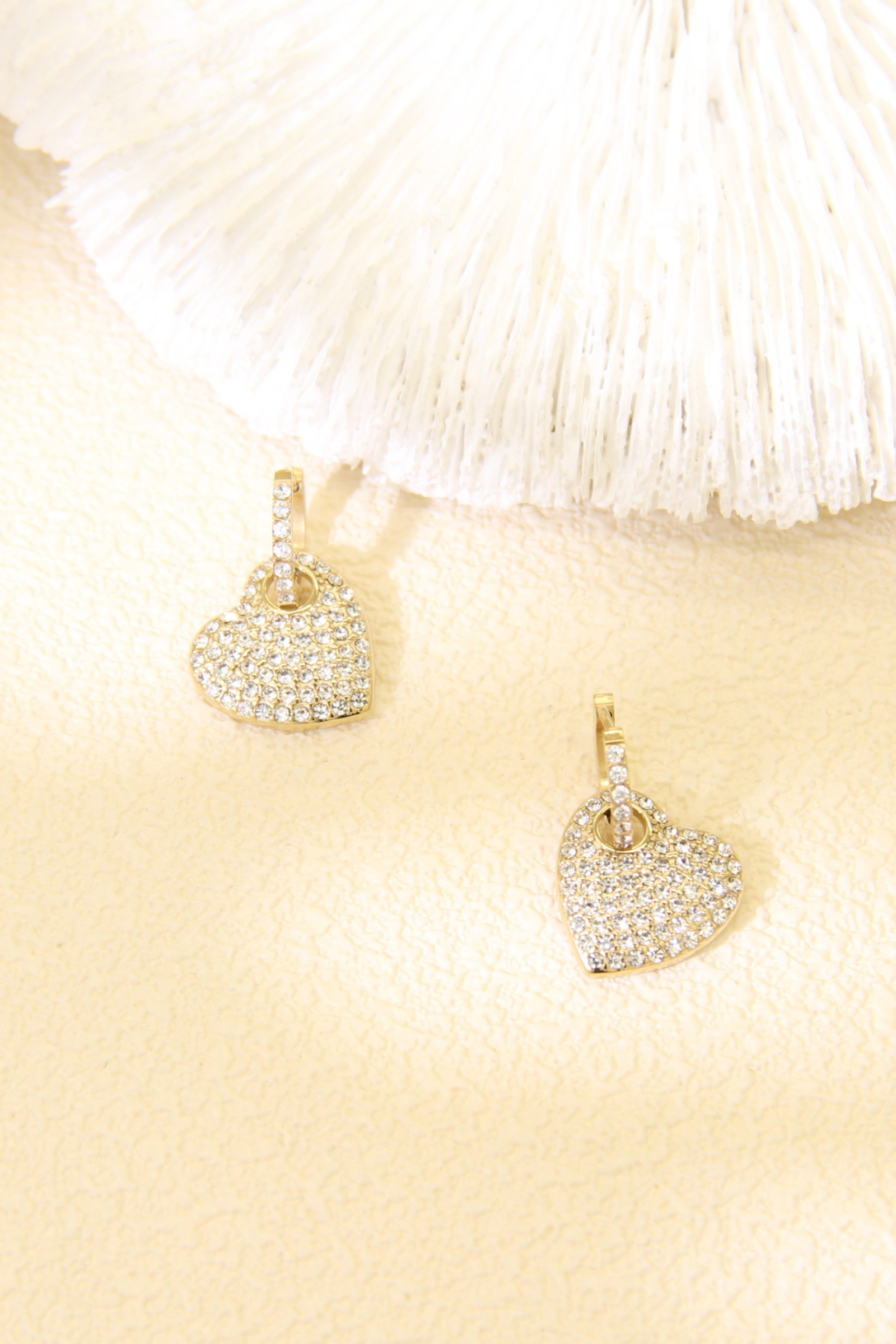 Grossiste Bellissima - Boucles d’Oreilles Cœur Pavé de Strass – Créoles Élégantes