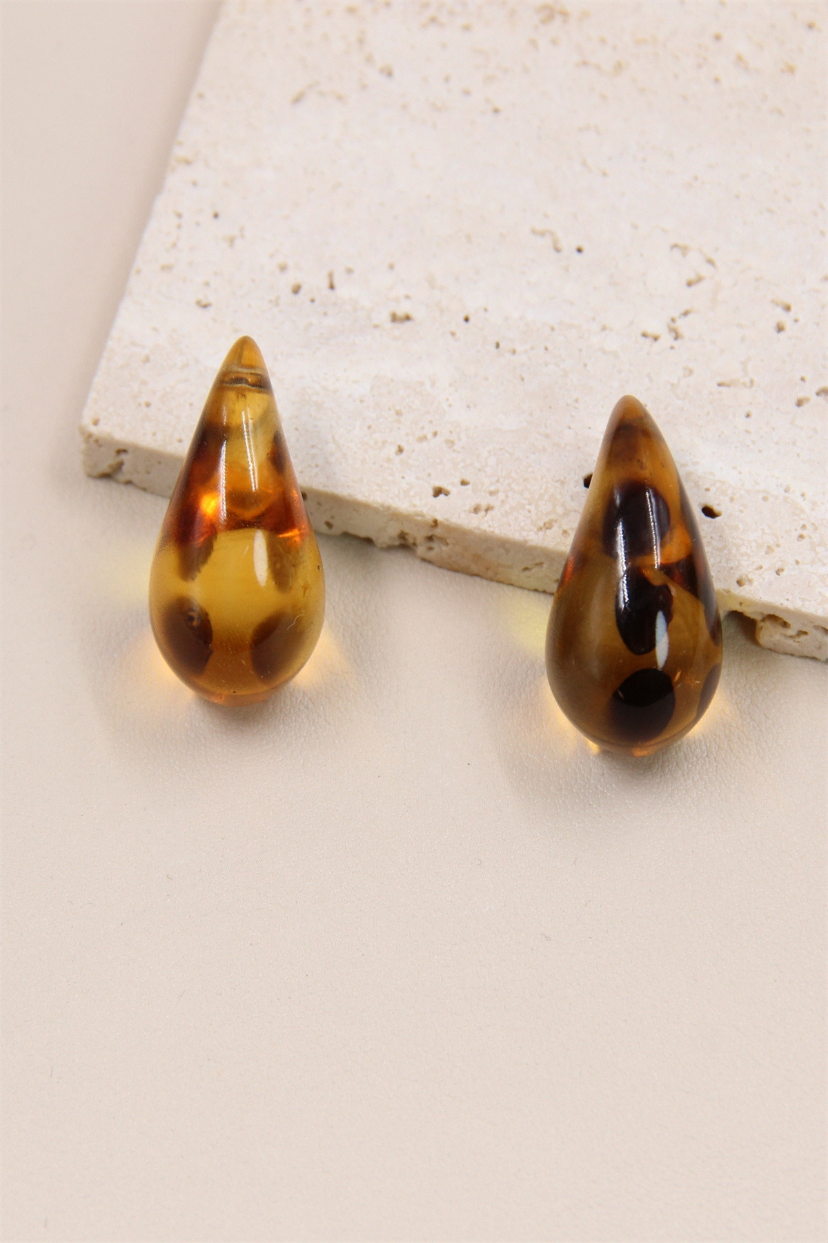 Grossiste Bellissima - Boucles d'Oreilles en Forme de Goutte Léopard en Résine et Acier Inoxydable