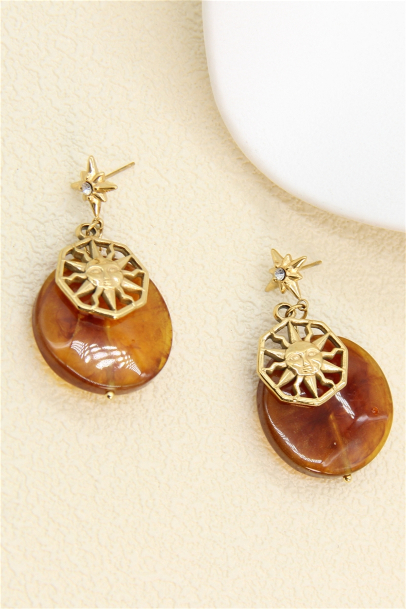 Grossiste Bellissima - Boucles d’oreilles soleil géométrique résine effet ambre acier inoxydable