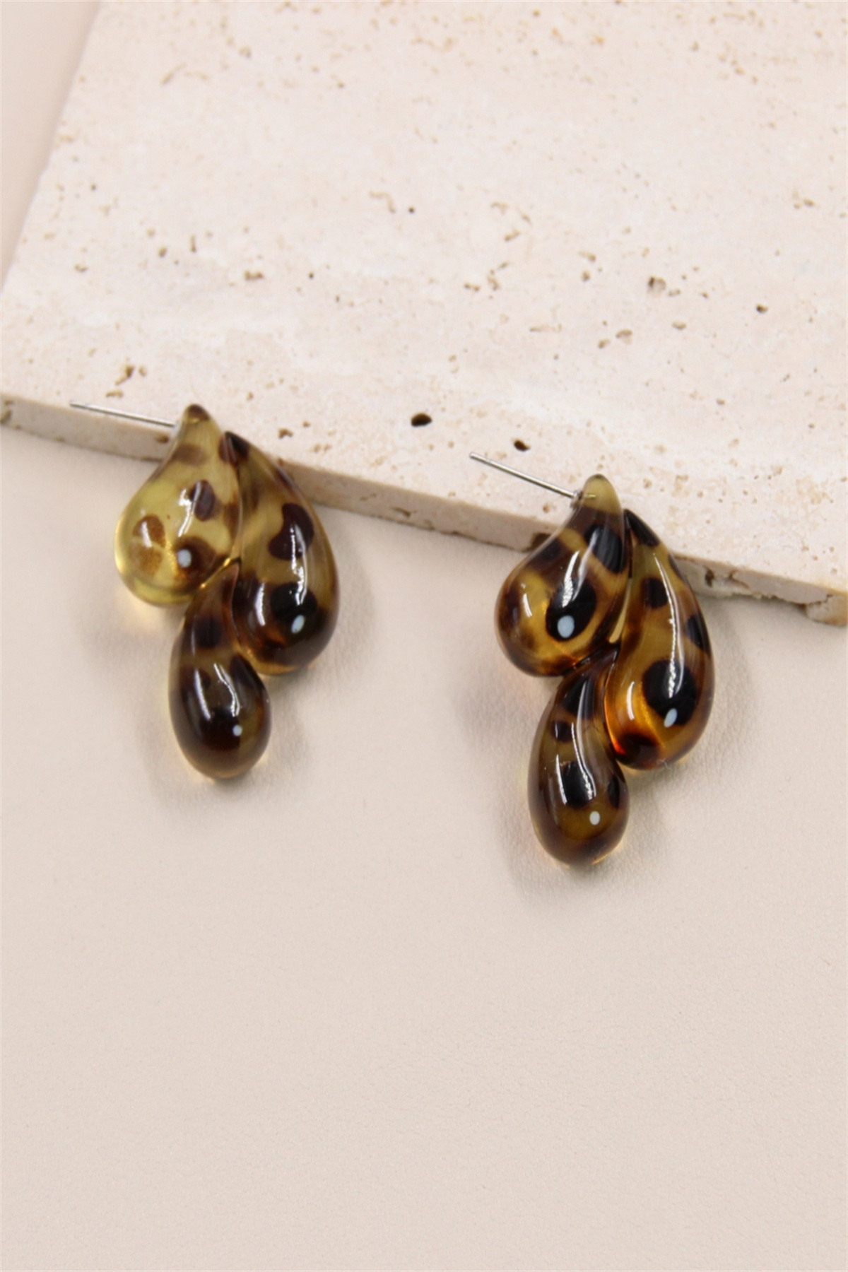 Grossiste Bellissima - Boucles d'Oreilles Goutte Léopard : Un Accessoire de Mode Irrésistible