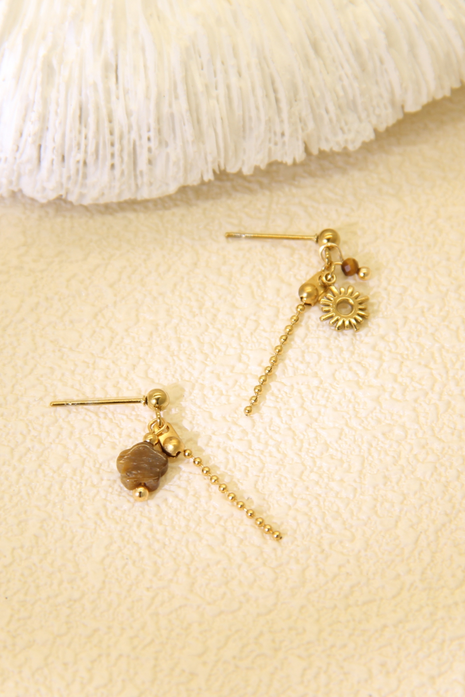 Grossiste Bellissima - Boucles d’Oreilles Asymétriques Soleil & Pierre Naturelle – Acier Inoxydable Doré