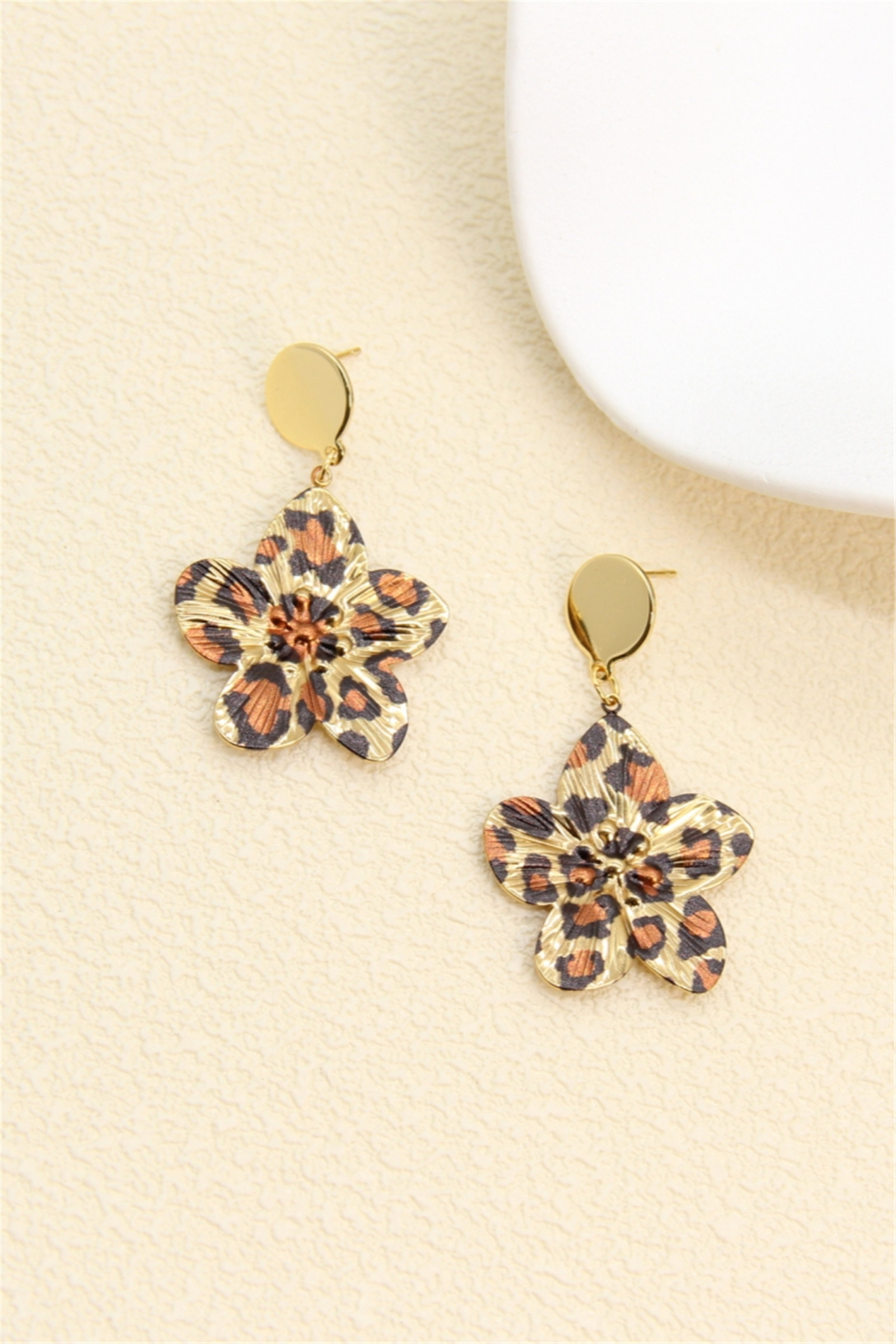 Mayorista Bellissima - Pendientes Flor de Leopardo Dorado – Diseño Original y Ultra Femenino