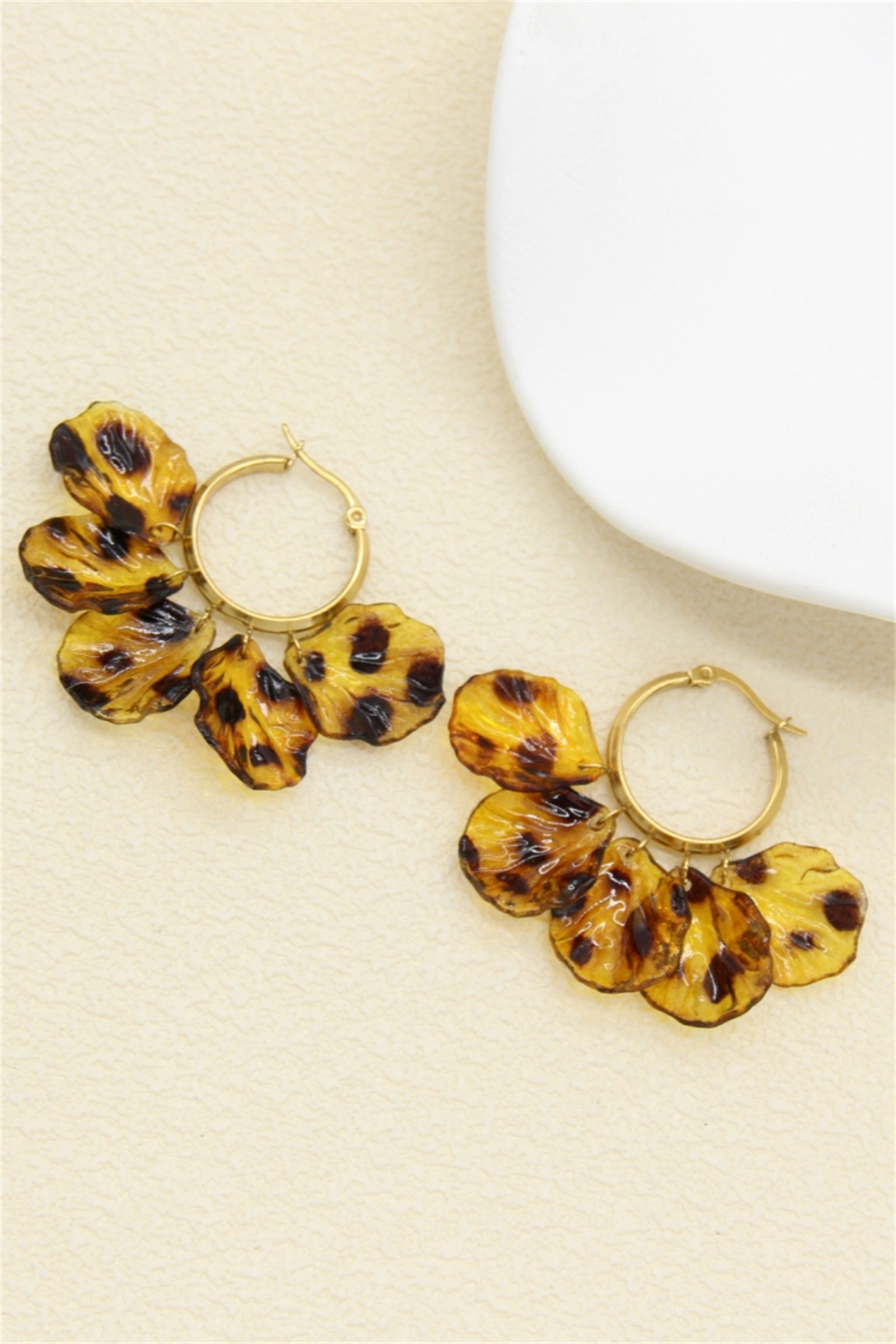 Grossiste Bellissima - Boucles d’oreilles pétales léopard – résine & acier inoxydable