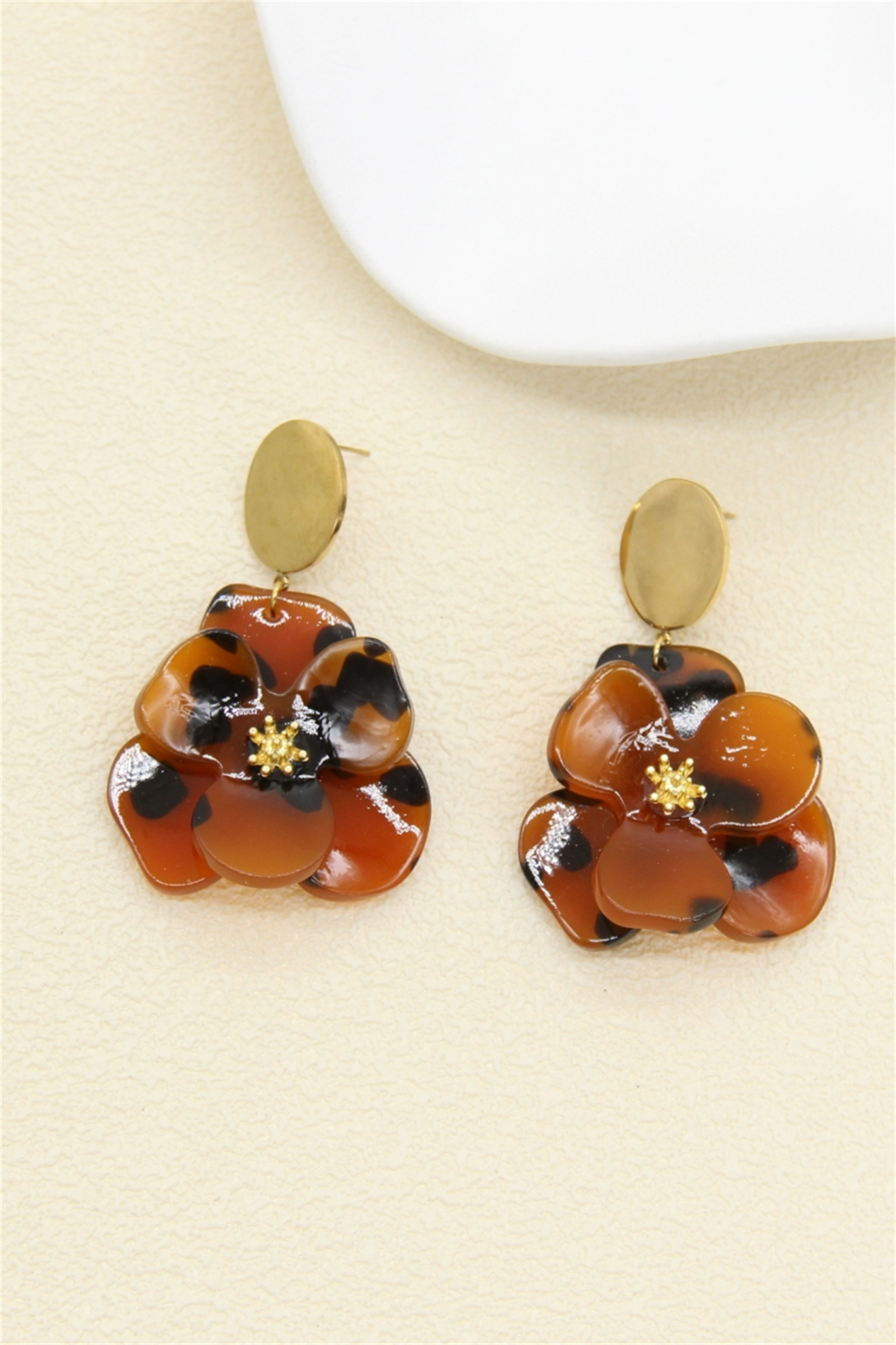 Grossiste Bellissima - Boucles d’oreilles fleur résine motif léopard – Style tendance & audacieux