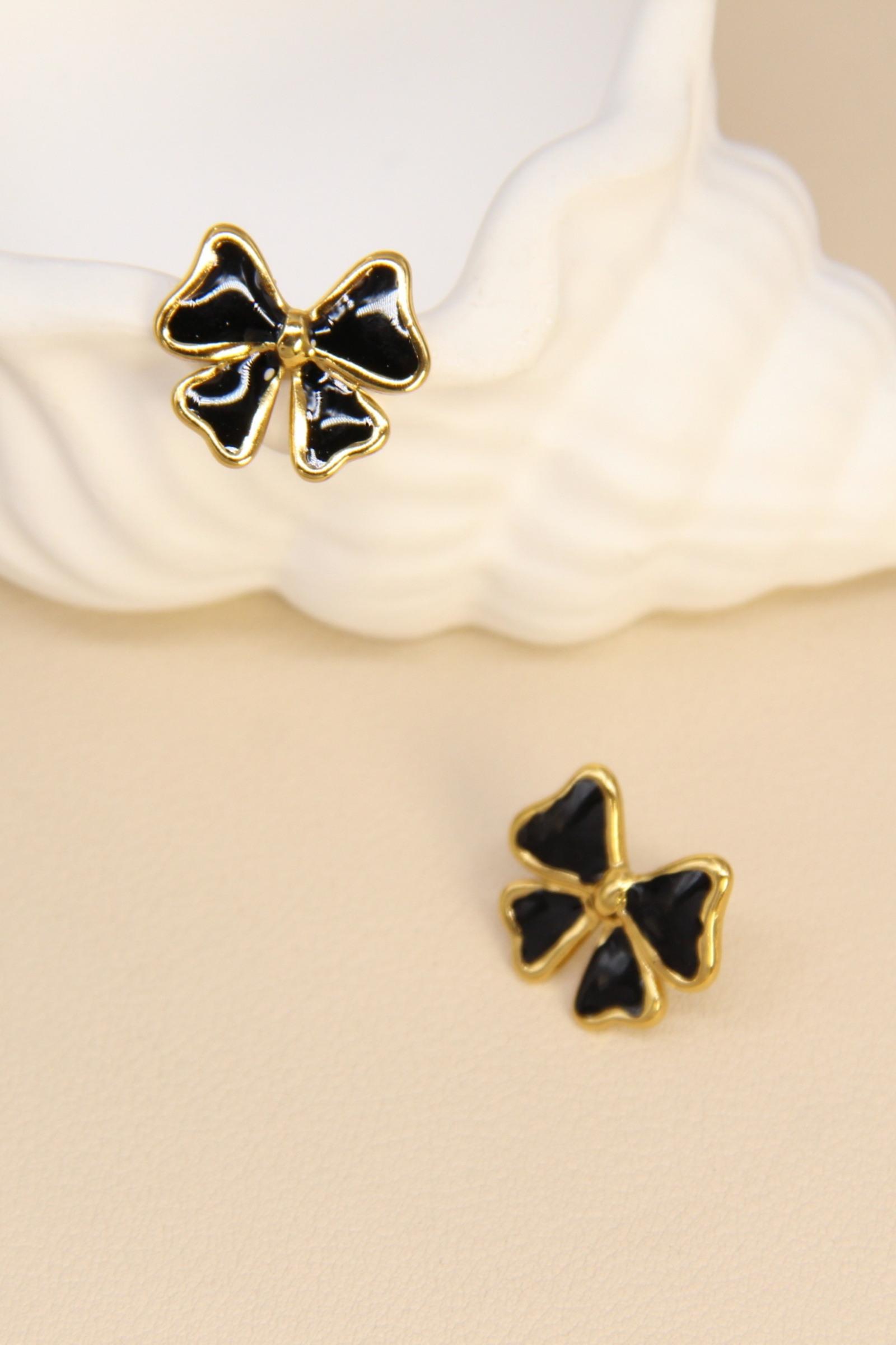 Grossiste Bellissima - Boucles d’oreilles nœud noir émaillé en acier inoxydable