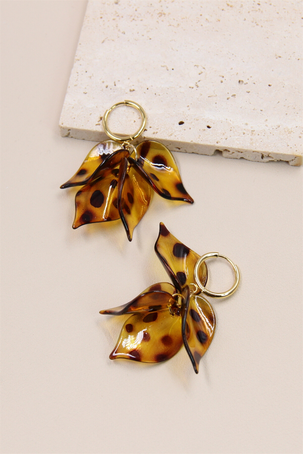 Wholesaler Bellissima - Leopard Hoop Earrings - Leaf: A Fashion Masterpiece