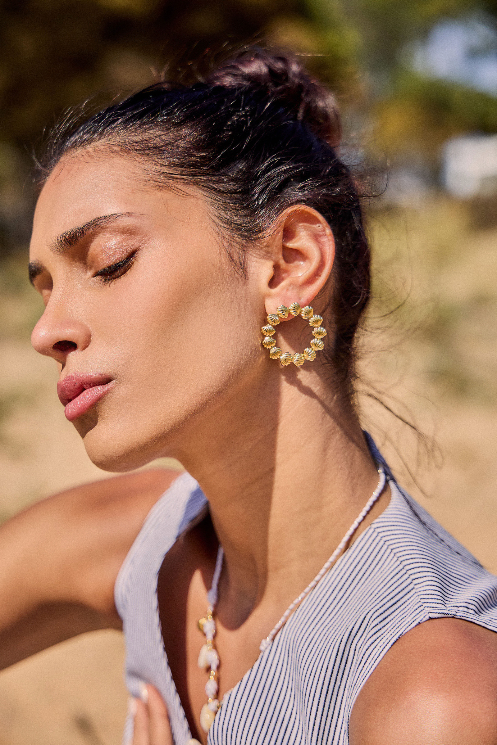 Grossiste Bellissima - Créoles Coquillage Dorées – Esprit Soleil & Élégance