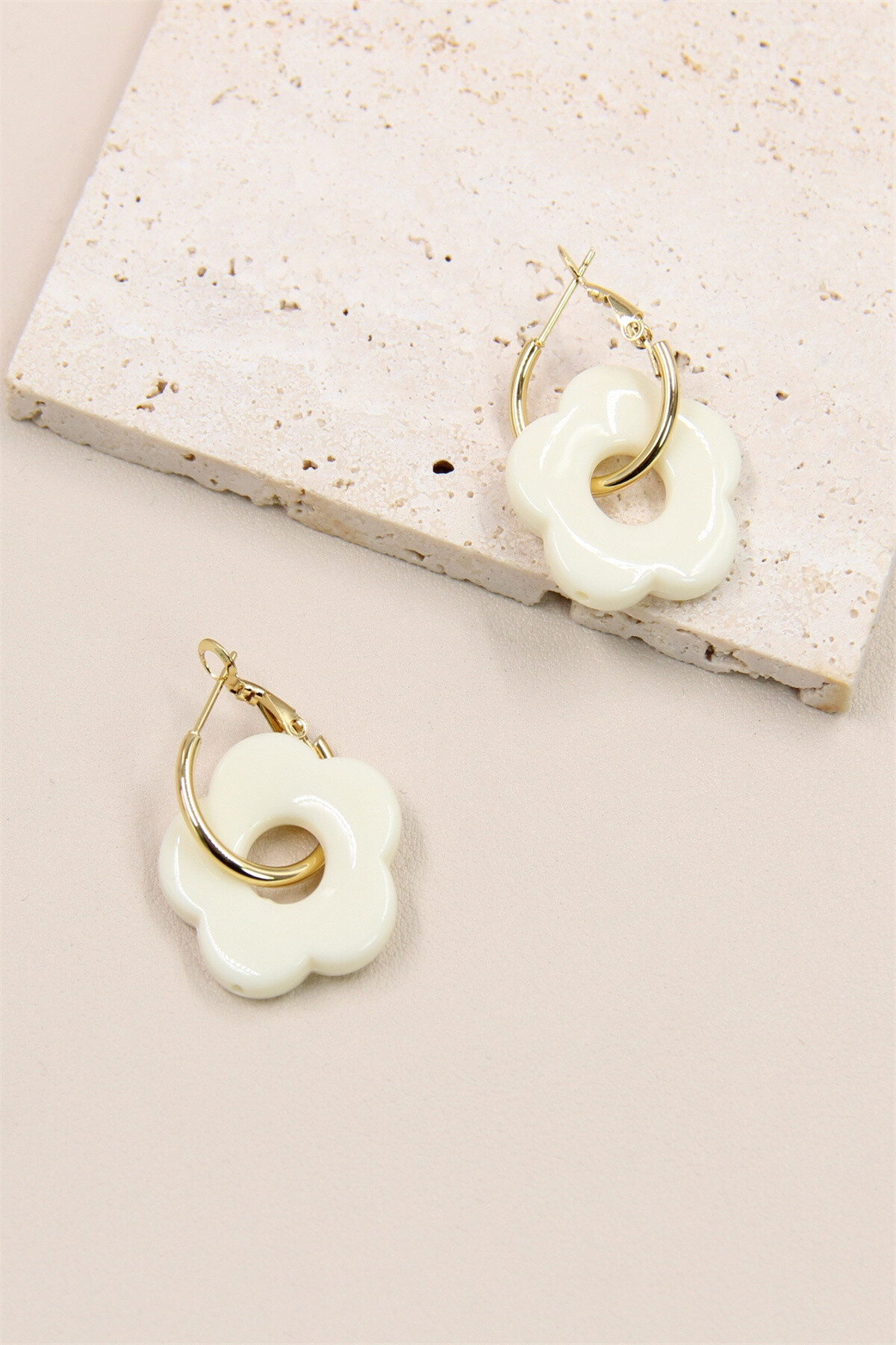 Flower Shaped Earrings in Resin and Stainless Steel - Ecru - 1 - large format