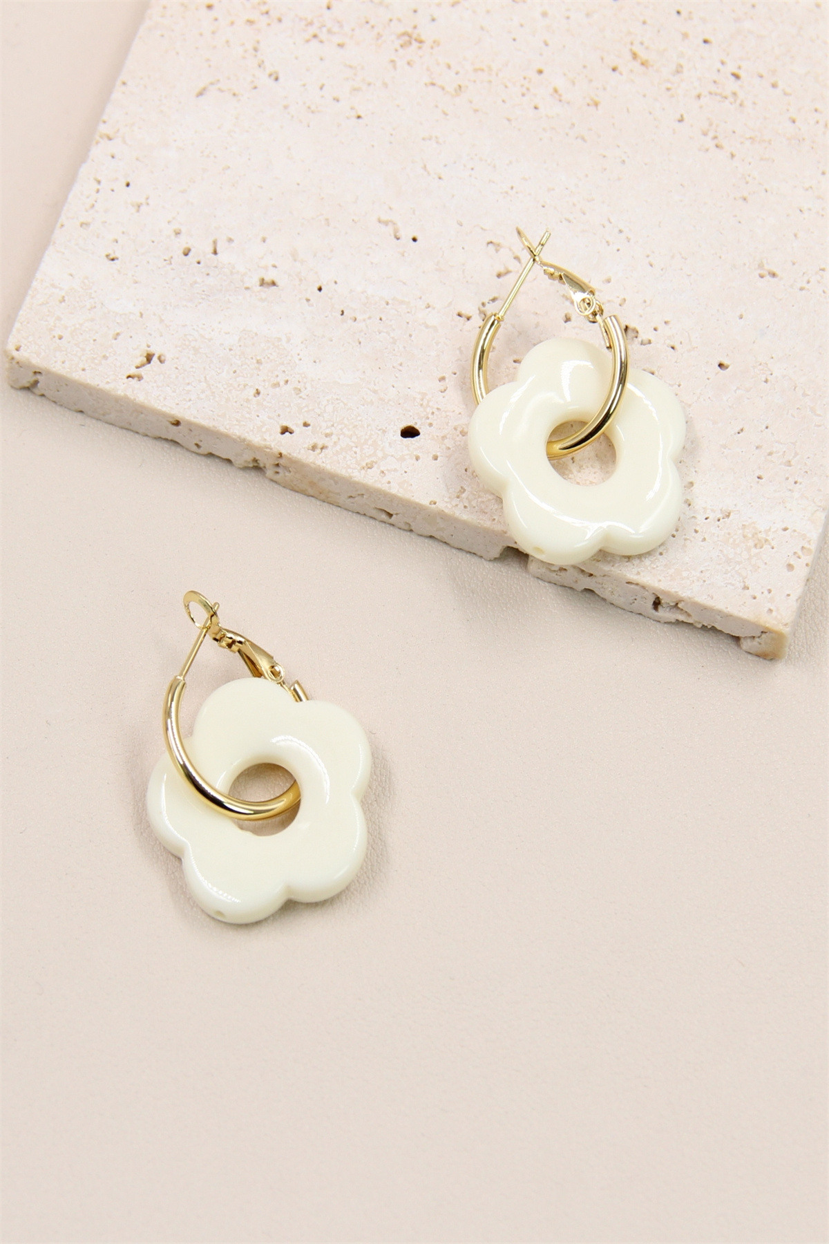 Grossiste Bellissima - Boucles d'Oreilles en Forme de Fleur en Résine et Acier Inoxydable