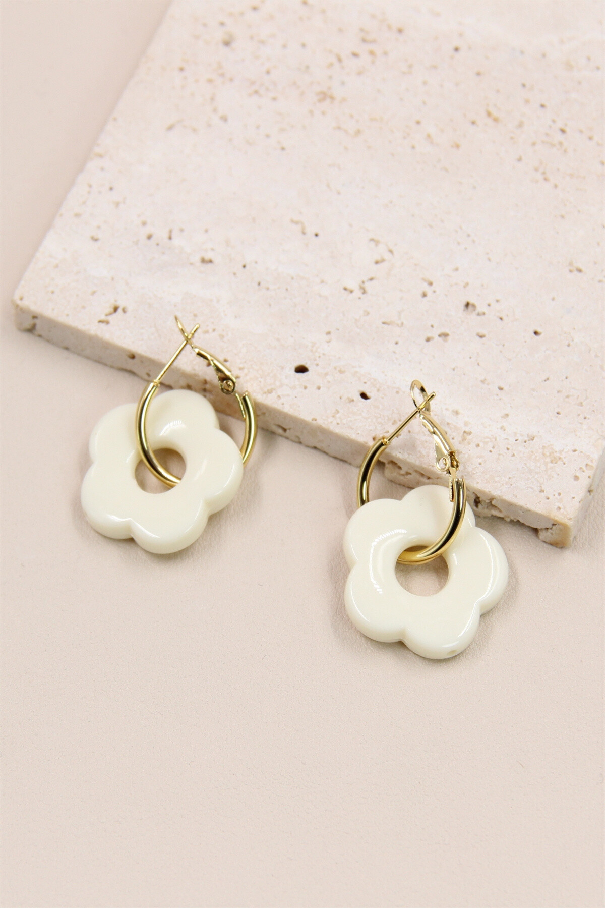 Flower Shaped Earrings in Resin and Stainless Steel - Ecru - 2 - large format