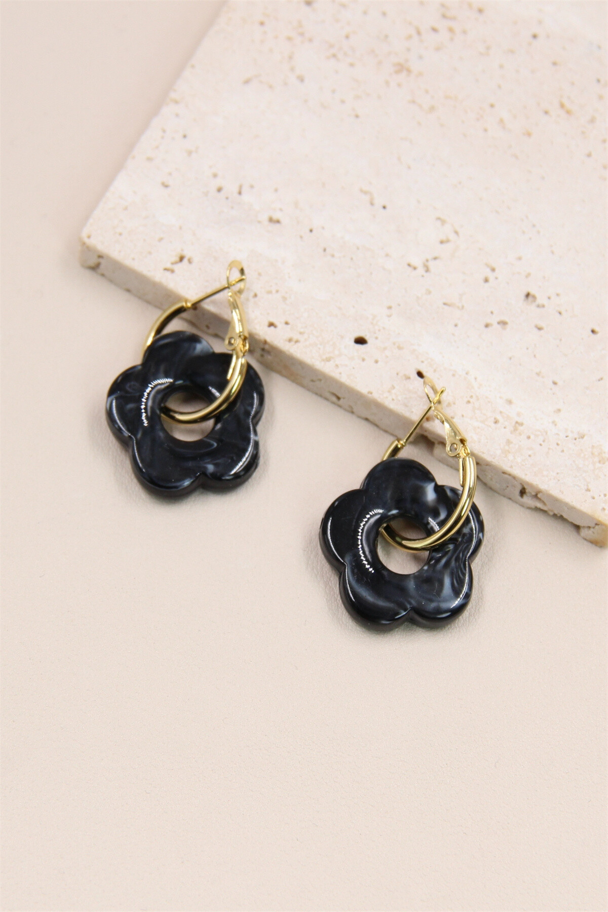 Flower Shaped Earrings in Resin and Stainless Steel - Shiny Black - 1 - large format