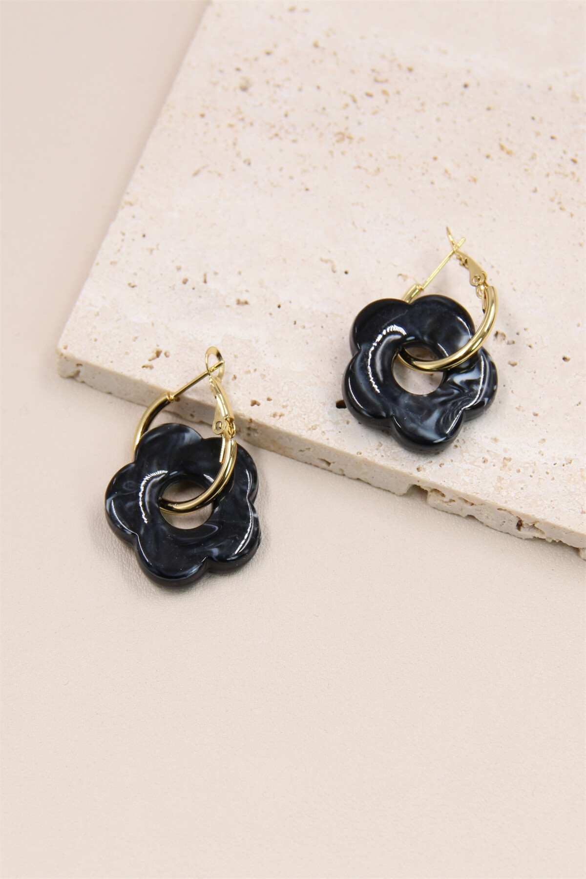 Flower Shaped Earrings in Resin and Stainless Steel - Shiny Black - 2 - large format