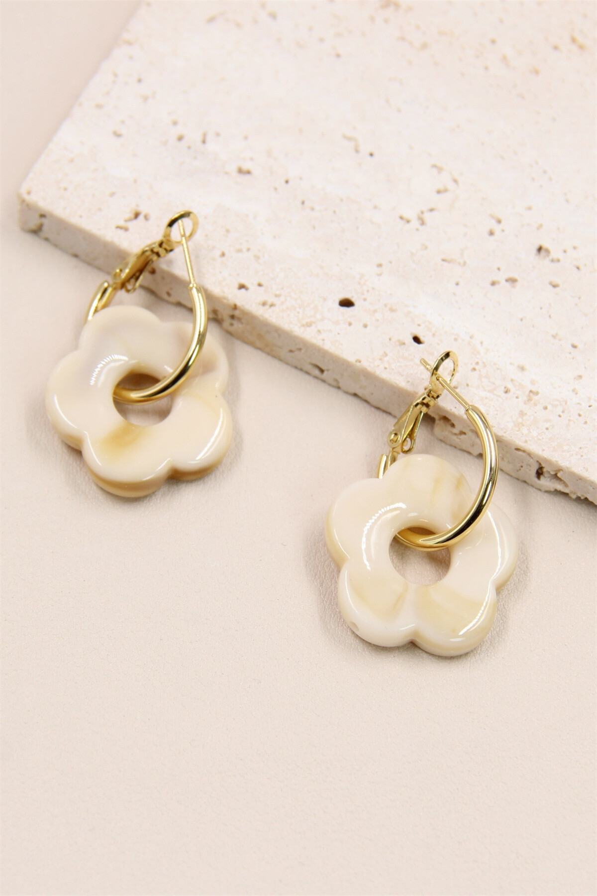 Flower Shaped Earrings in Resin and Stainless Steel - Vanilla - 1 - large format