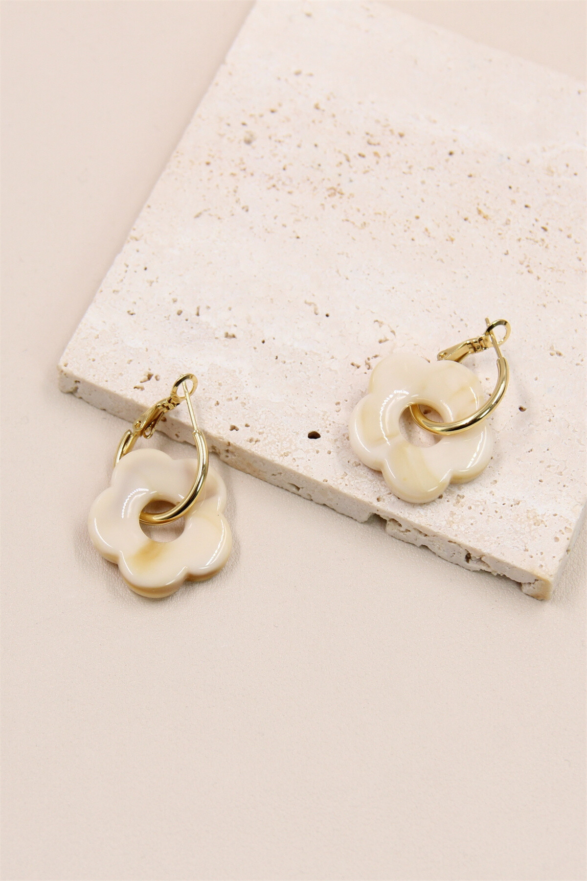 Flower Shaped Earrings in Resin and Stainless Steel - Vanilla - 2 - large format