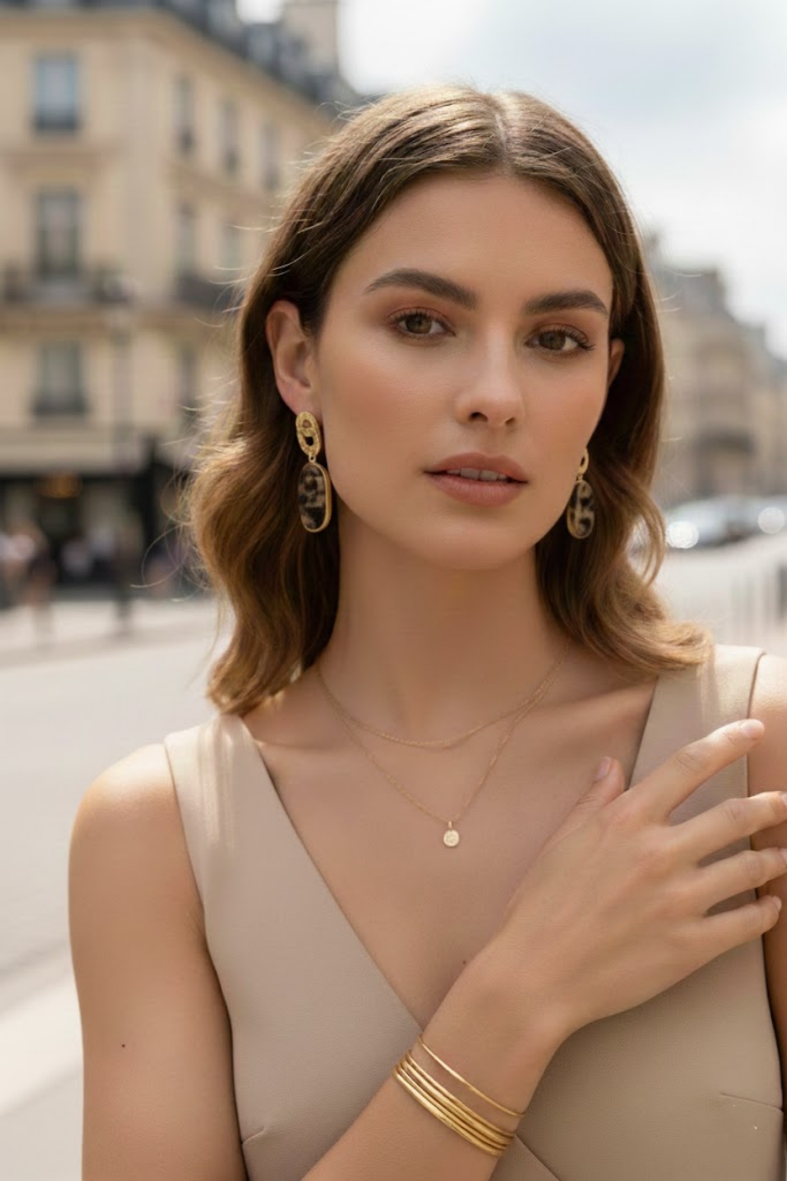 Grossiste Bellissima - Boucles d’Oreilles Pendantes Boucle Marine en Résine – Finition Dorée – Style Chic & Moderne