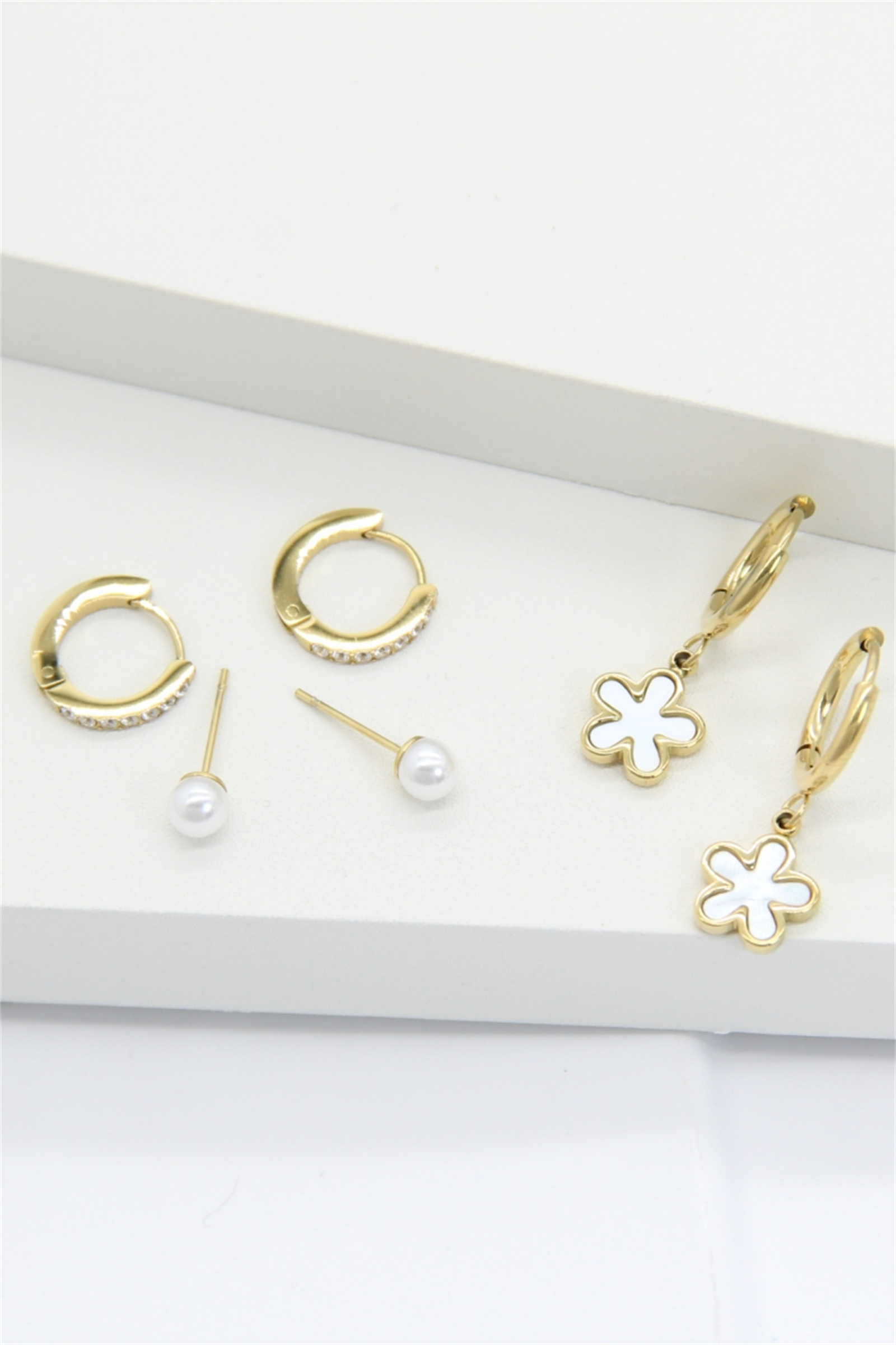 Grossiste Bellissima - Lot de 3 Paires de Boucles d’Oreilles Dorées en Acier Inoxydable – Assortim