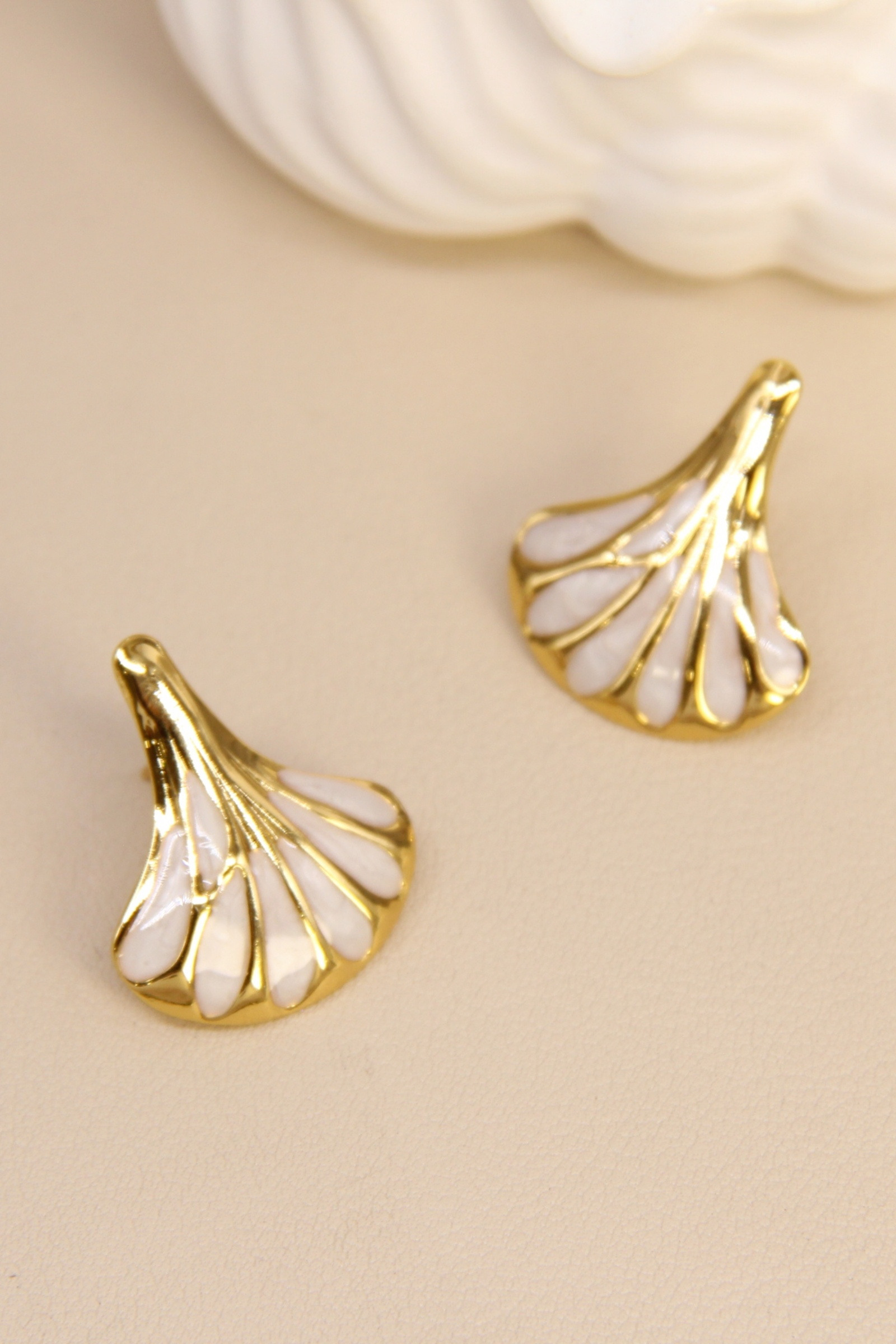 Grossiste Bellissima - Boucles d’oreilles éventail émaillé en acier inoxydable – plusieurs coule