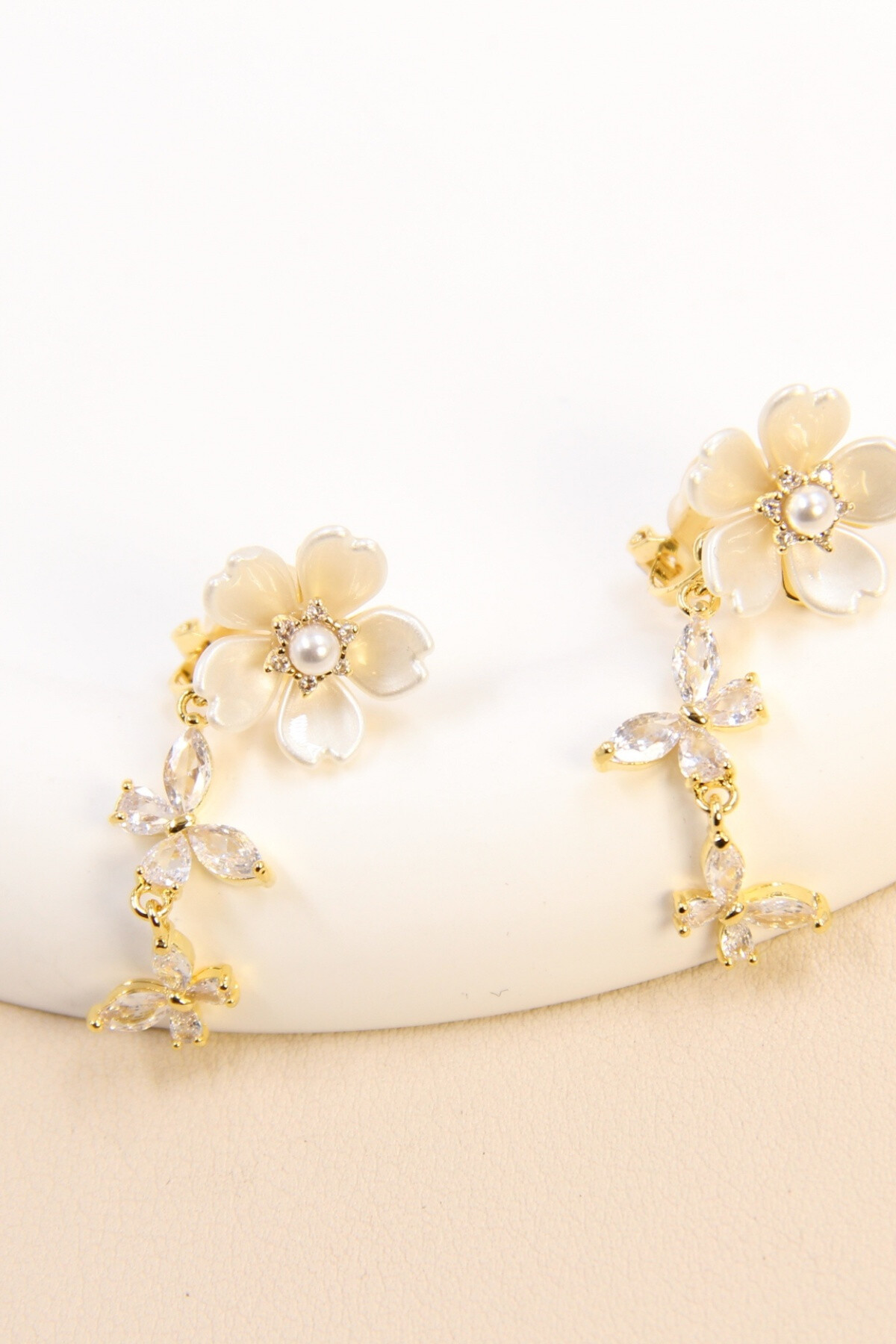 Wholesaler Bellissima - Flower earrings decorated with crystal in hypoallergenic clip