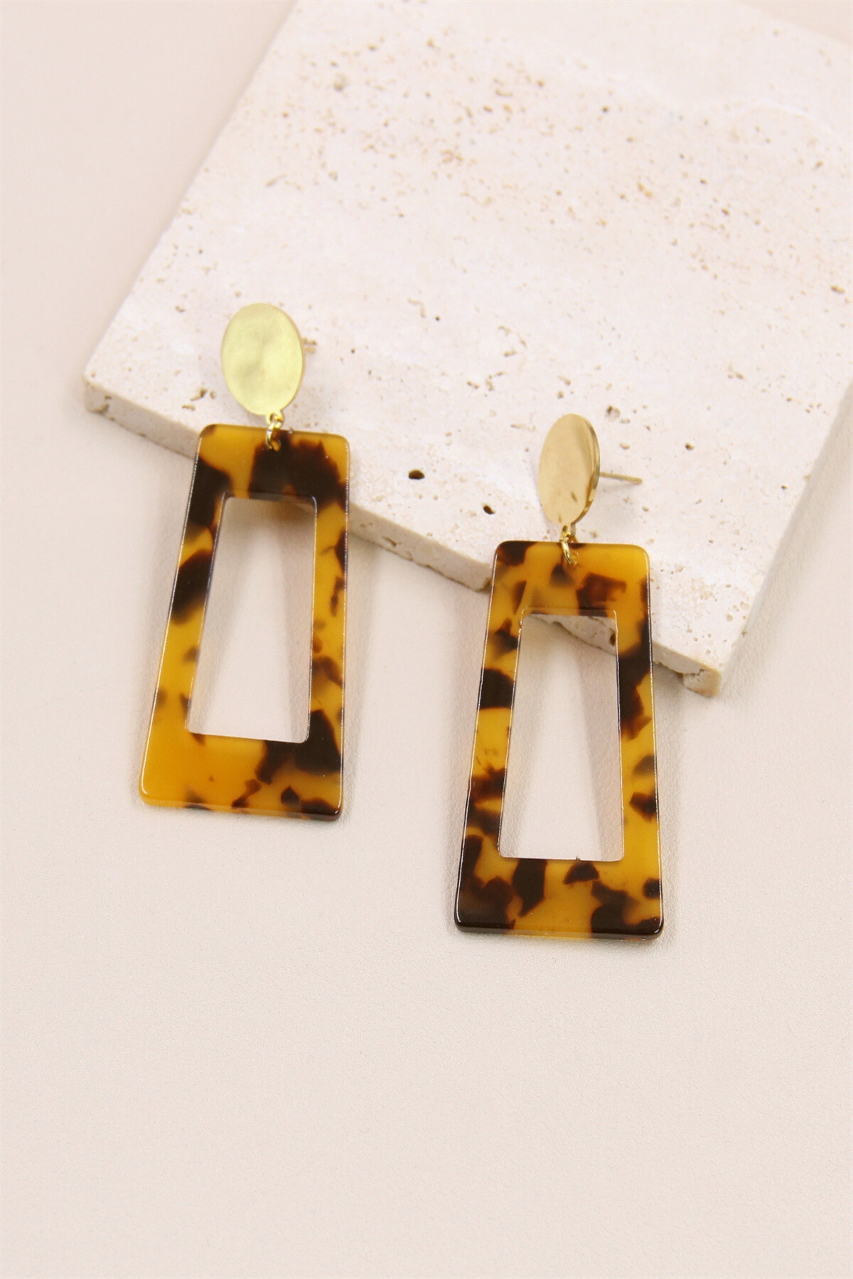 Grossiste Bellissima - Boucles d'Oreilles Géométriques en Résine Léopard et Acier Inoxydable