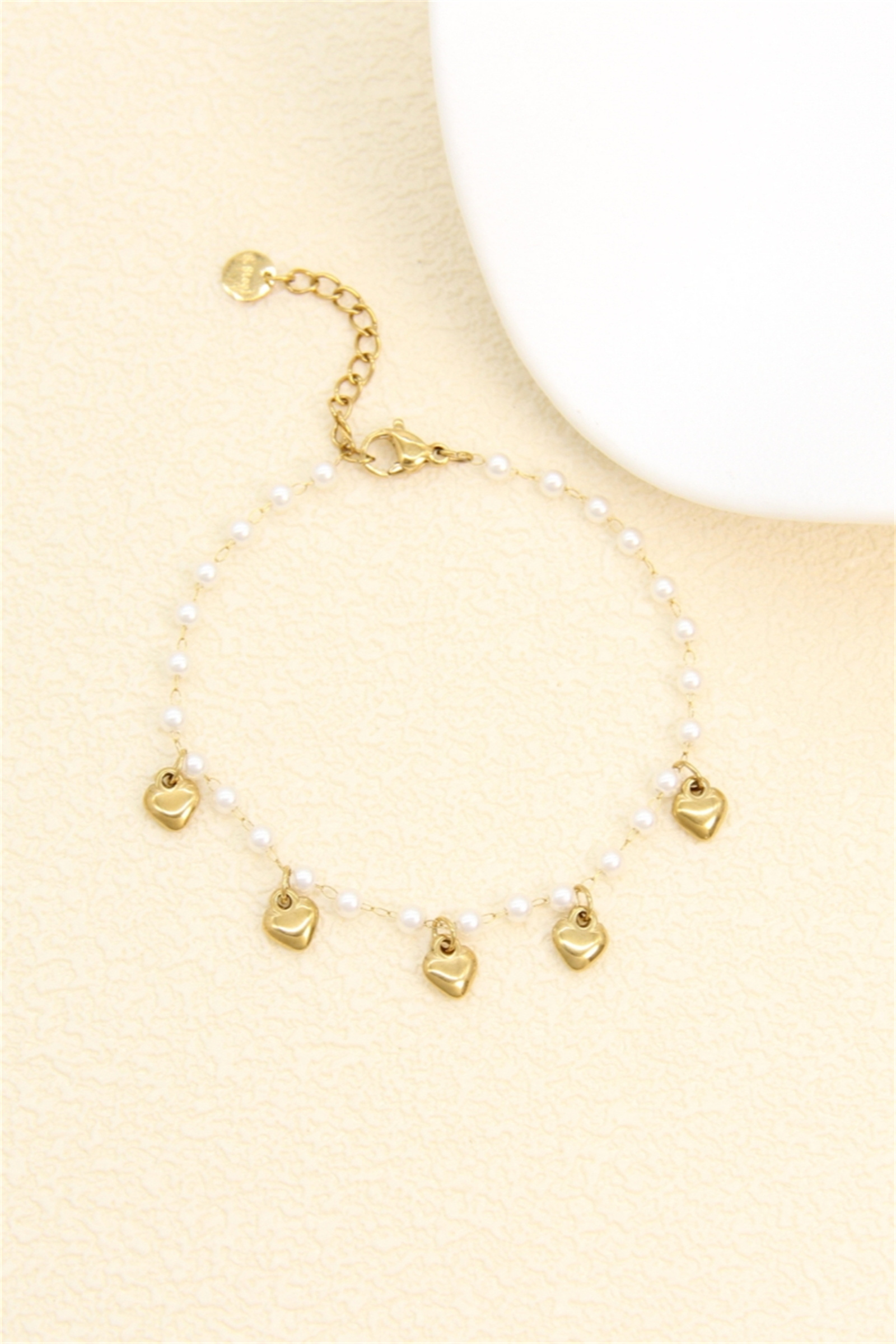 Grossiste Bellissima - Bracelet Perles & Cœurs Dorés – Acier Inoxydable