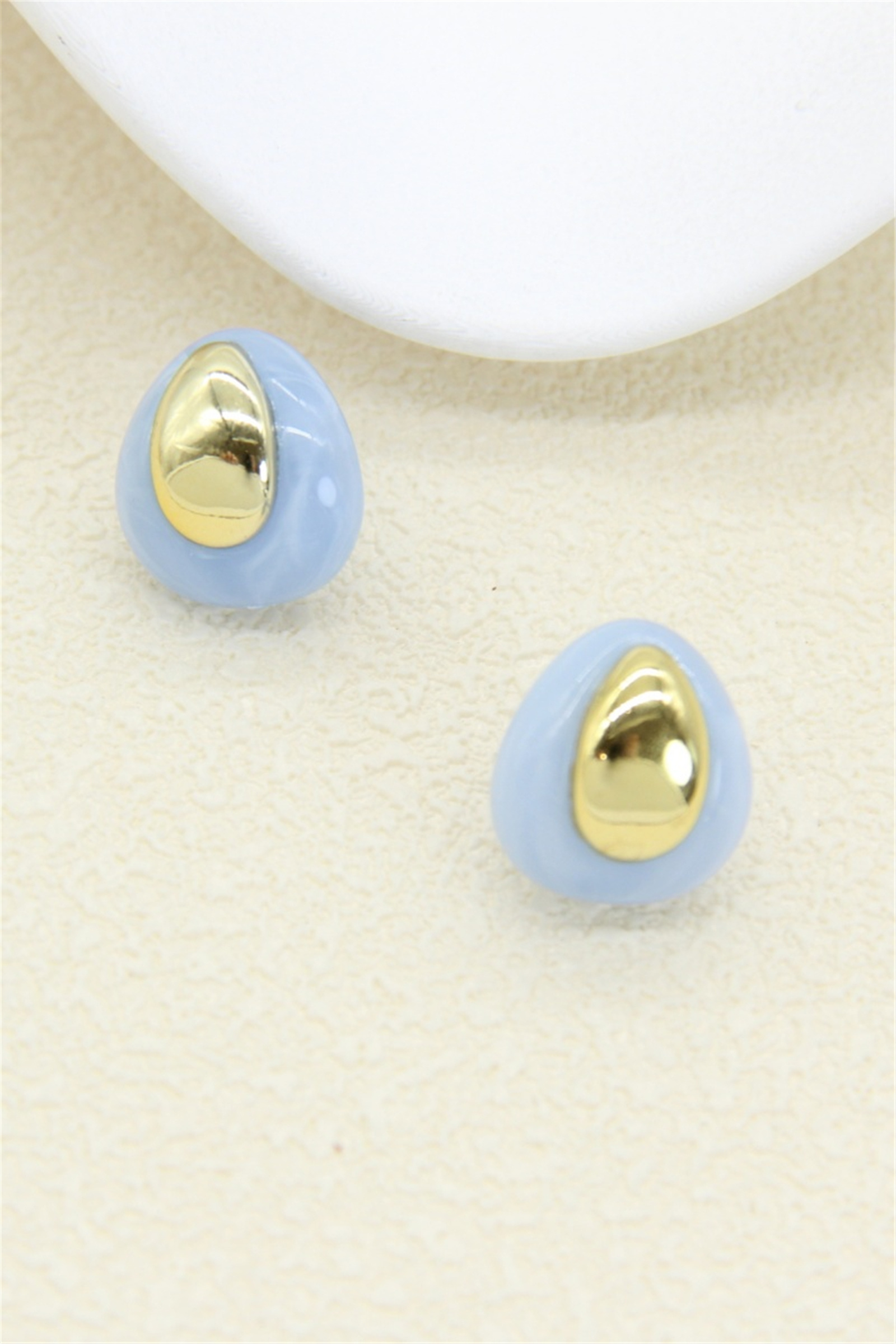 Grossiste Bellissima - Boucles d’oreilles goutte en résine – Détail doré