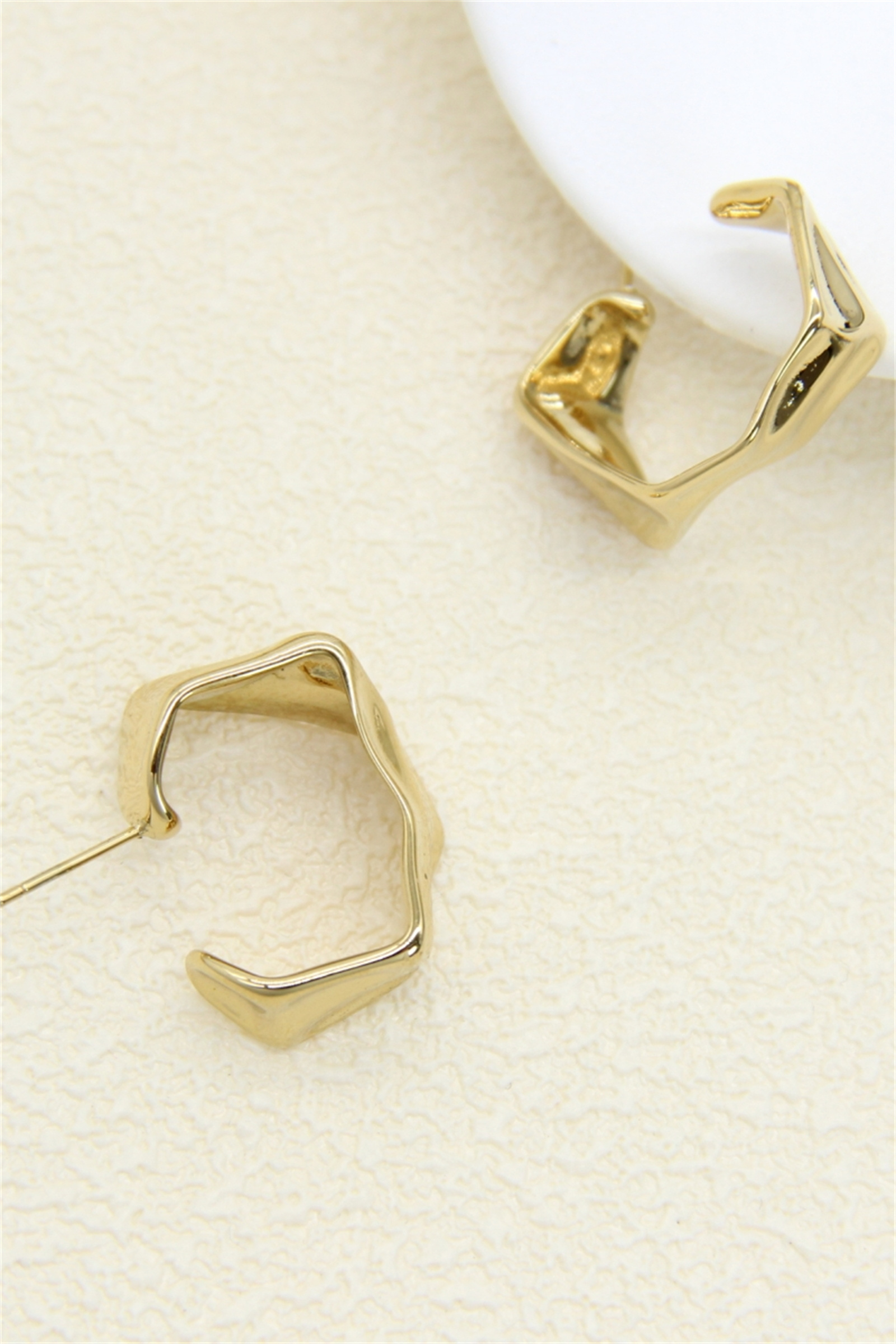 Grossiste Bellissima - Boucles d’oreilles créoles dorées design – acier inoxydable