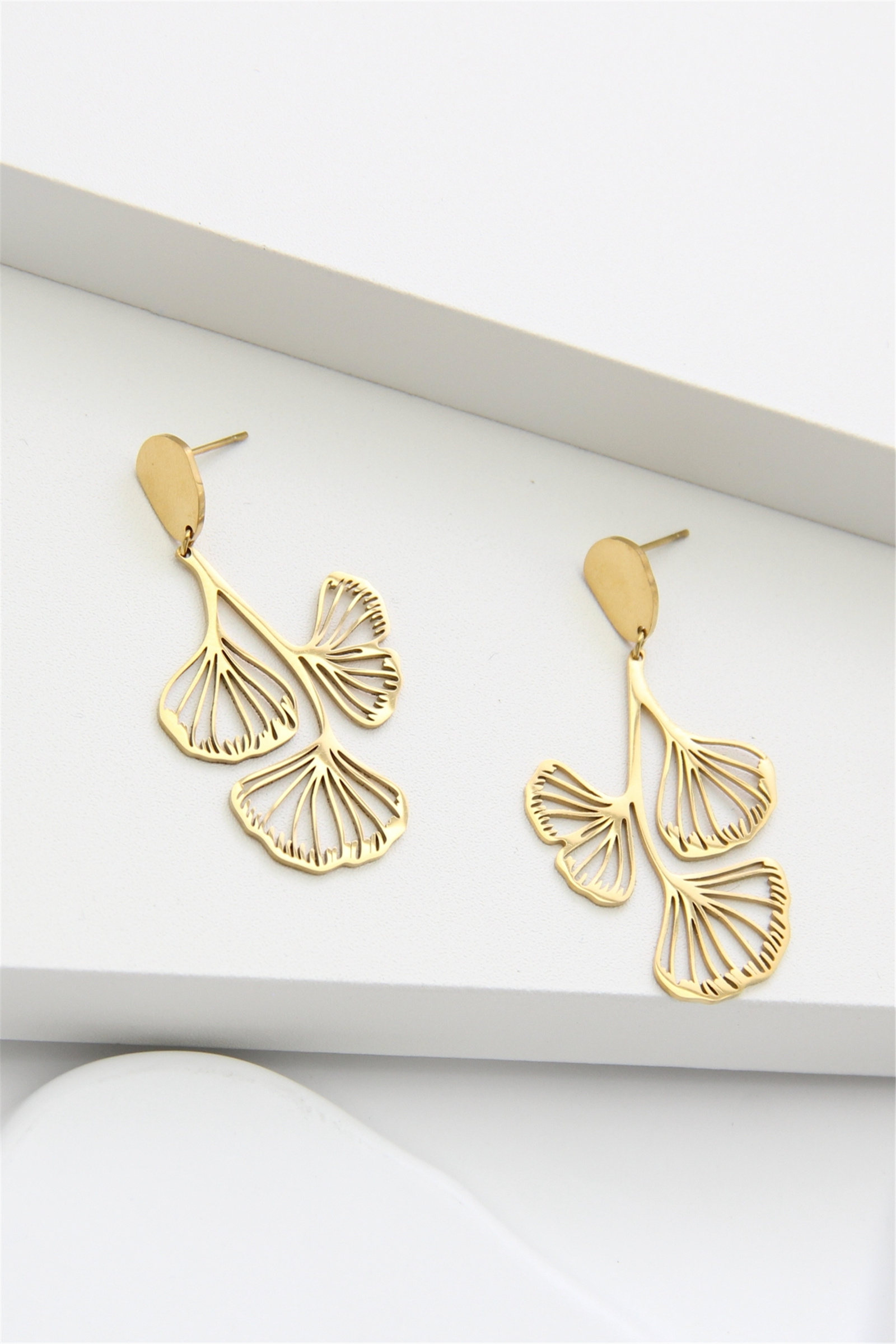 Grossiste Bellissima - Boucles d’Oreilles Feuilles Ginkgo en Acier Inoxydable Doré – Élégance Naturelle