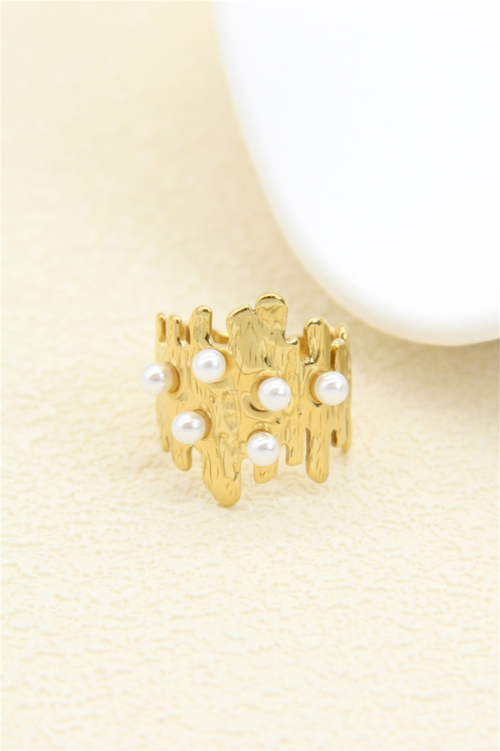 Grossiste Bellissima - Bague Texturée Dorée Ornée de Perles – Acier Inoxydable