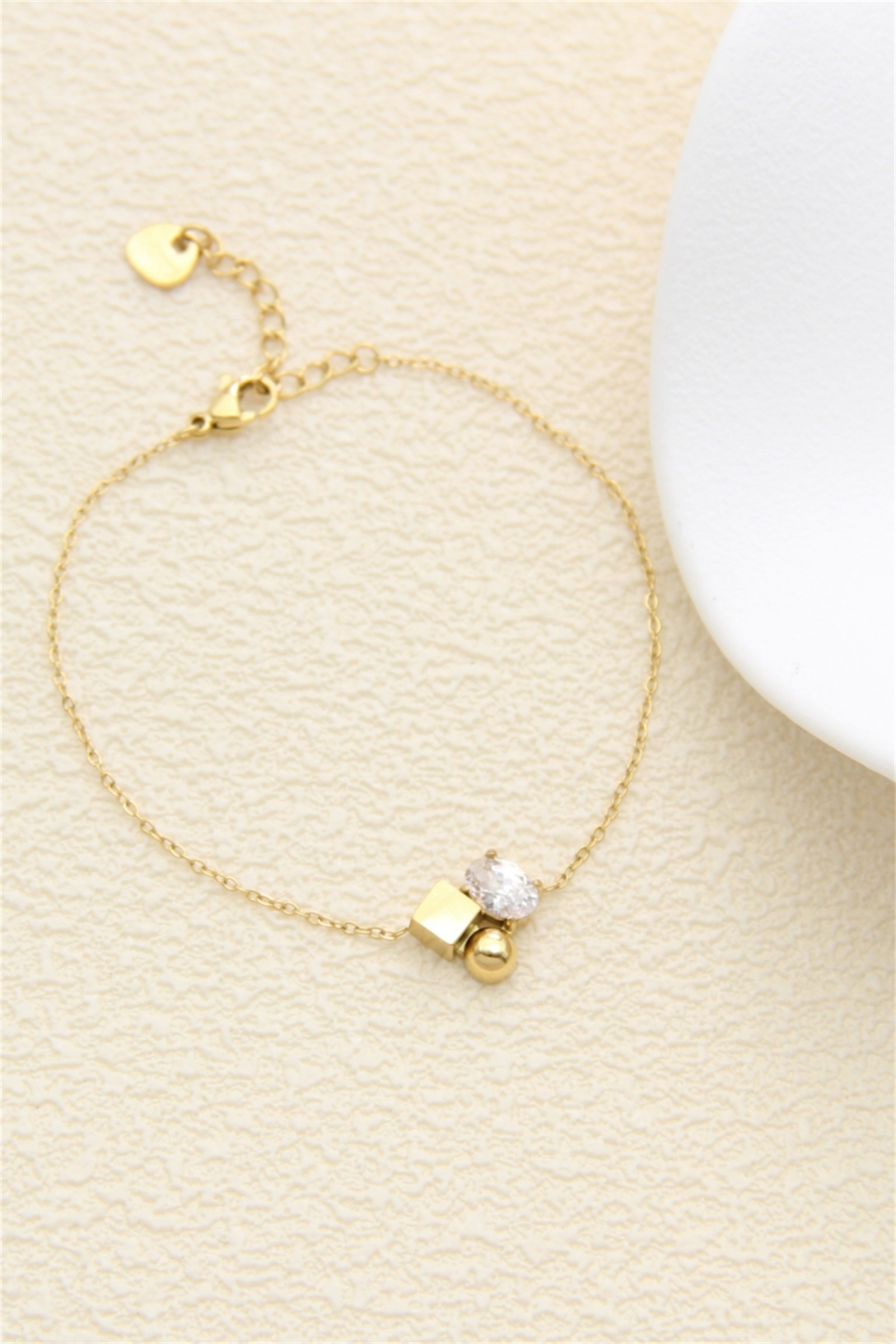 Grossiste Bellissima - Bracelet en acier inoxydable doré – Trio géométrique & zircone