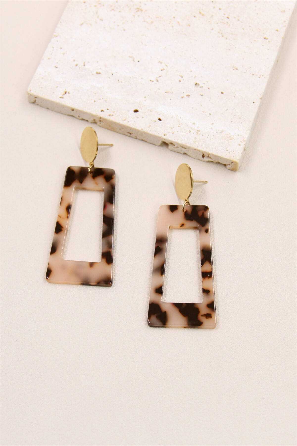 Grossiste Bellissima - Boucles d'Oreilles Géométriques en Résine Léopard et Acier Inoxydable
