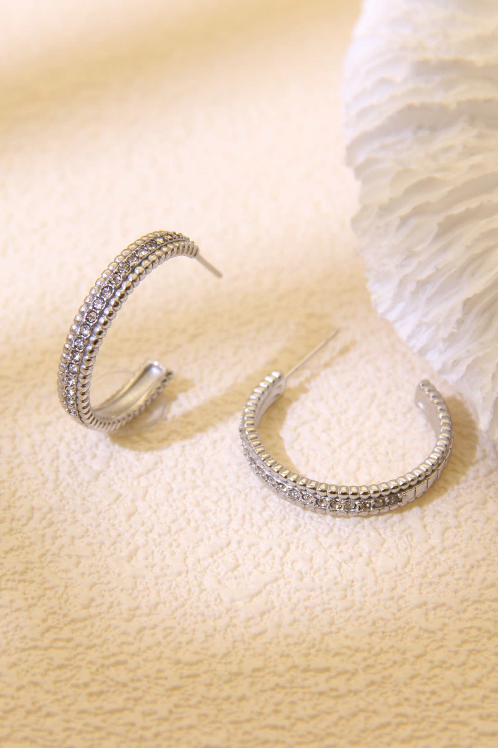 Grossiste Bellissima - Boucles d’Oreilles Créoles Argentées Serties de Strass – Acier Inoxydable