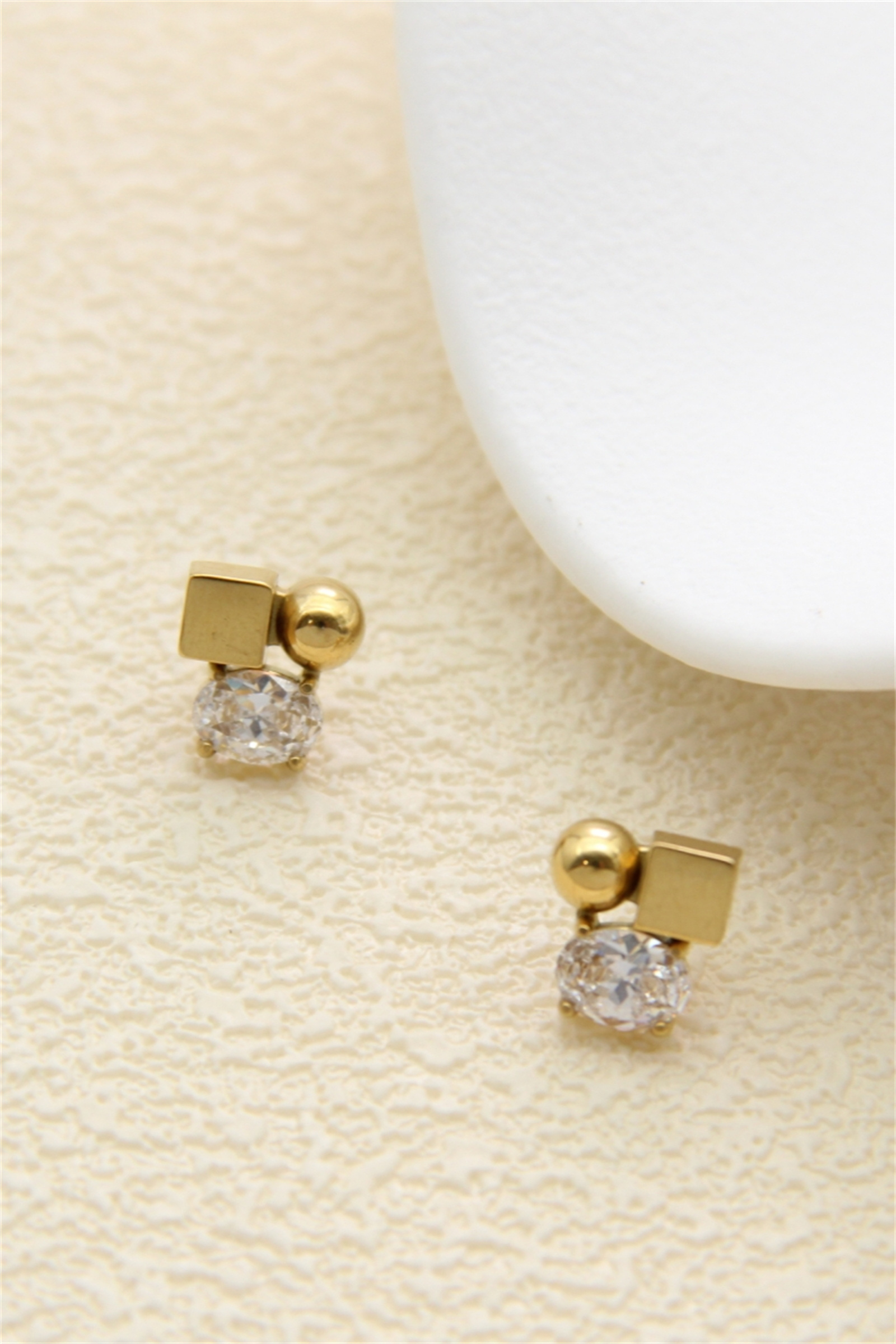 Grossiste Bellissima - Boucles d’oreilles géométriques dorées avec strass – Acier inoxydable